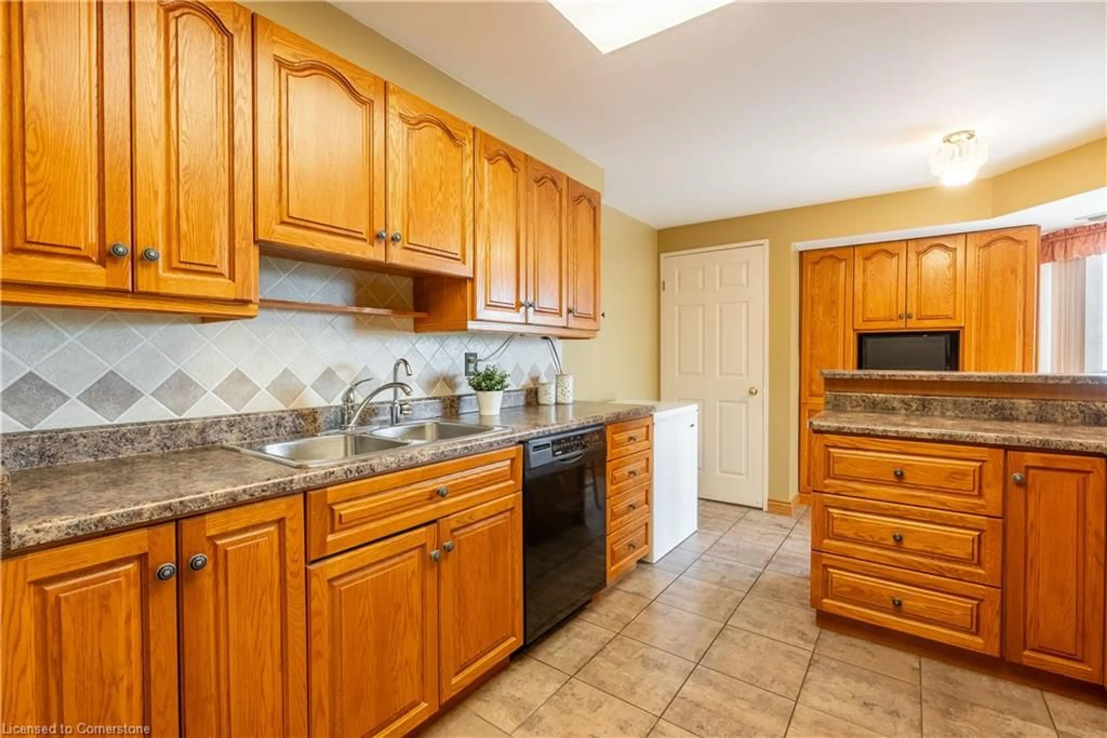Standard kitchen, ceramic/tile floor for 265 Westcourt Pl #907, Waterloo Ontario N2L 6E4