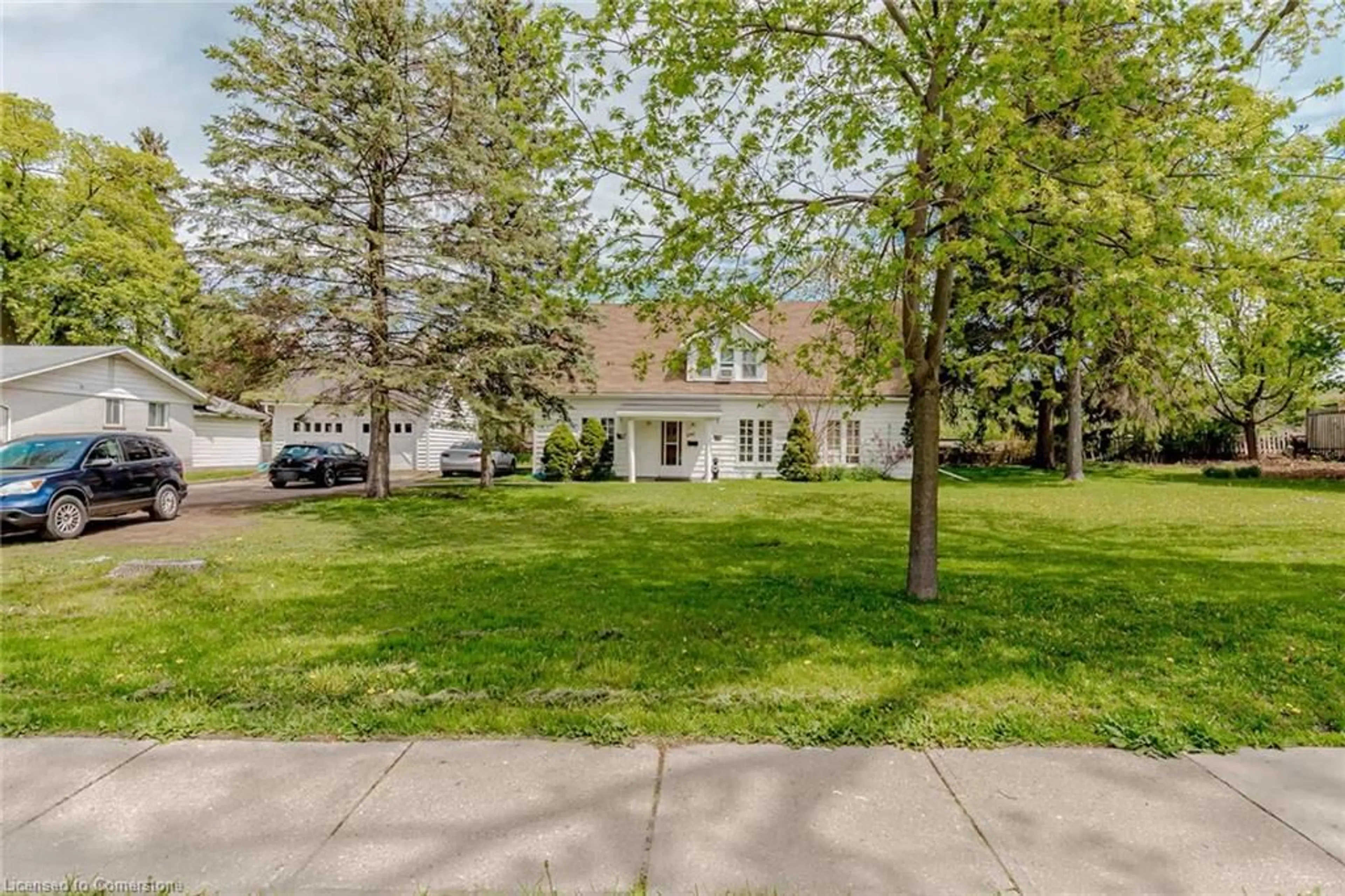 A pic from outside/outdoor area/front of a property/back of a property/a pic from drone, street for 1701 King St, Cambridge Ontario N3H 3R6