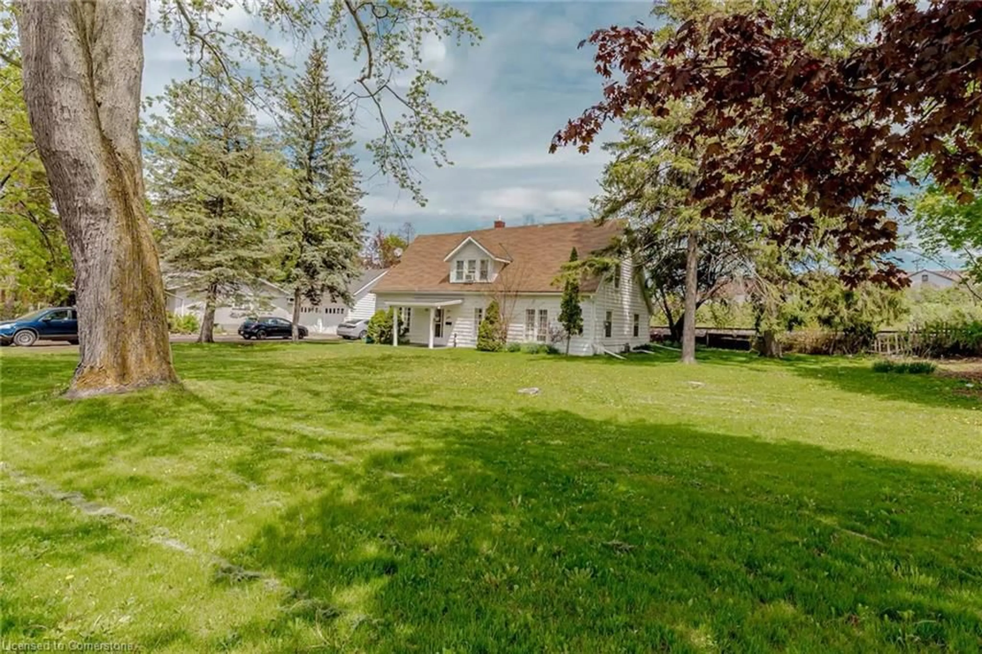 A pic from outside/outdoor area/front of a property/back of a property/a pic from drone, unknown for 1701 King St, Cambridge Ontario N3H 3R6