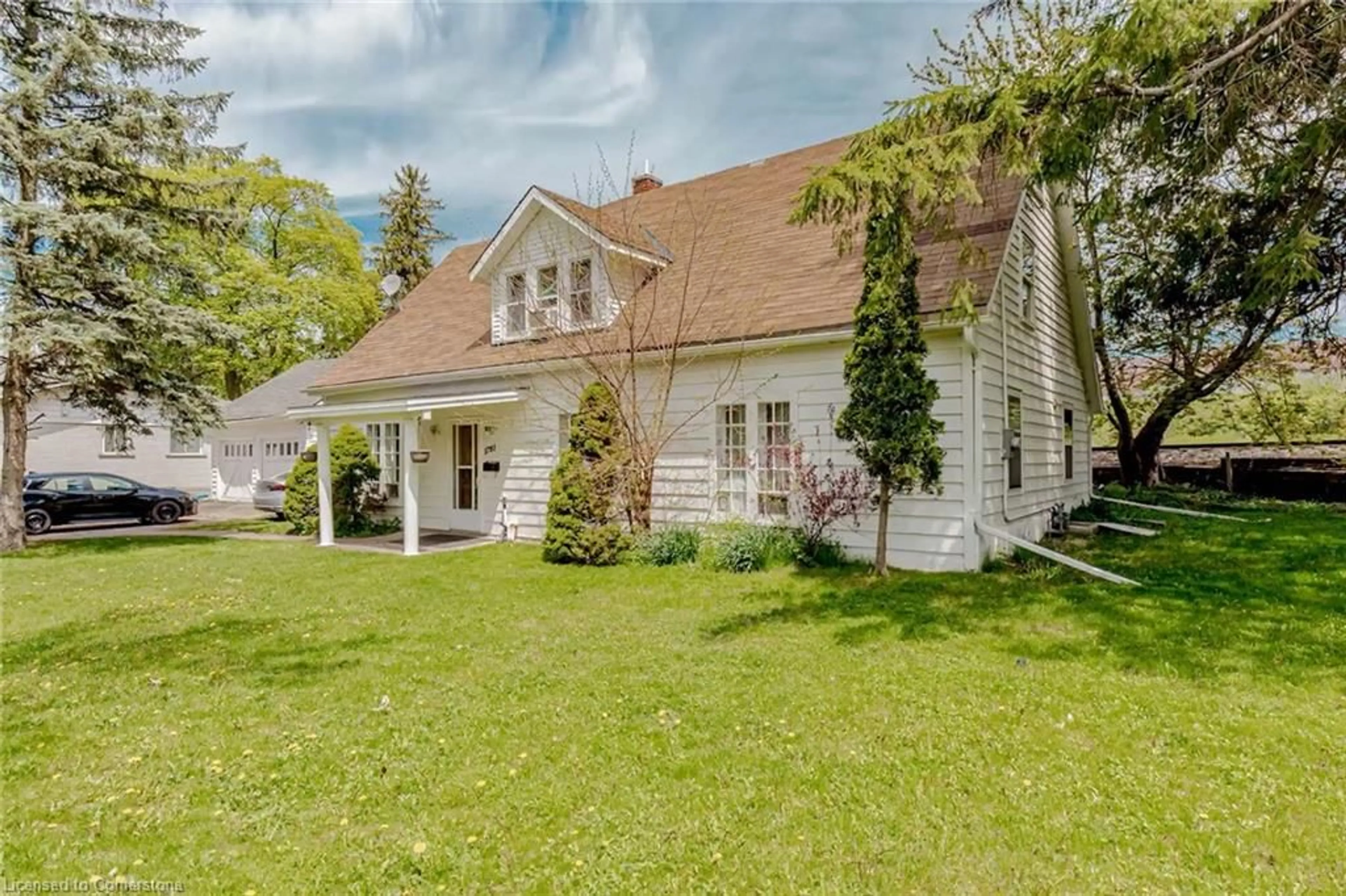 A pic from outside/outdoor area/front of a property/back of a property/a pic from drone, street for 1701 King St, Cambridge Ontario N3H 3R6