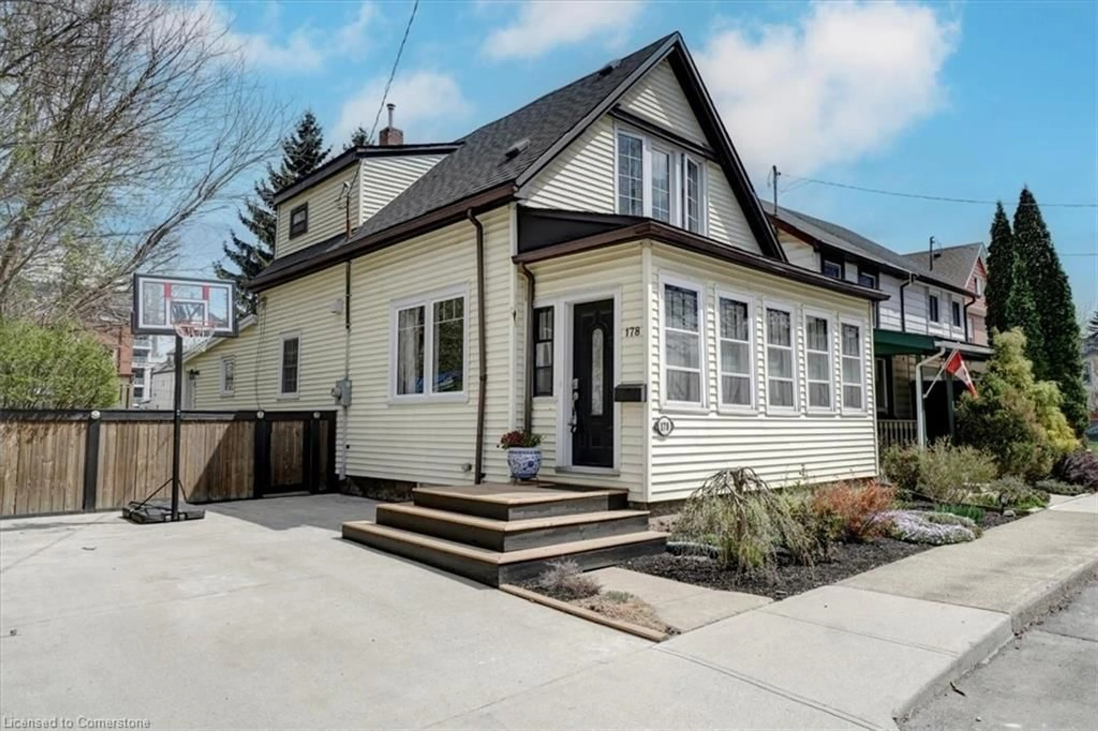 Home with vinyl exterior material, street for 178 Canada St, Hamilton Ontario L8P 1P6