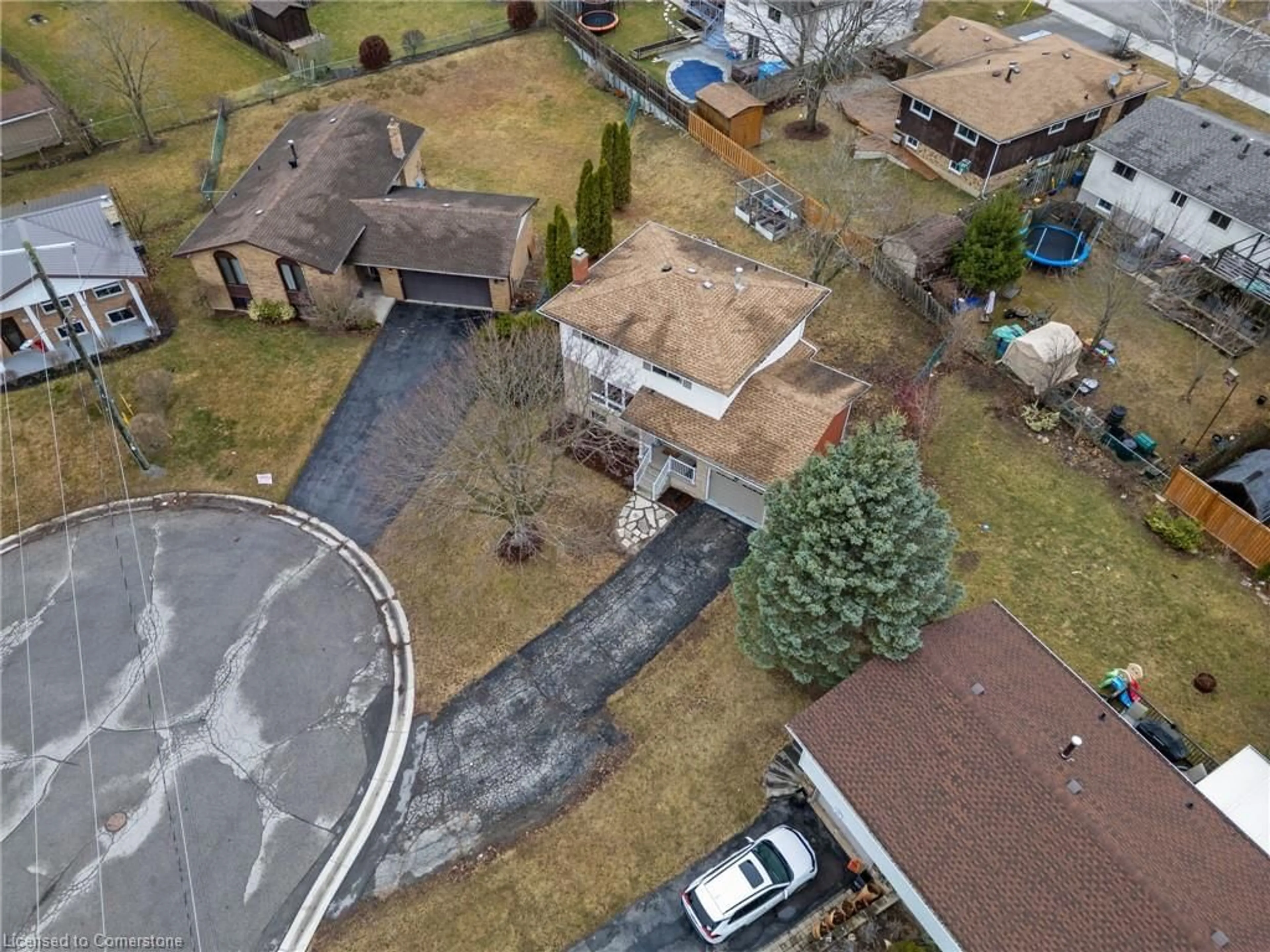 A pic from outside/outdoor area/front of a property/back of a property/a pic from drone, street for 102 Dundee Dr, Caledonia Ontario N3W 1J8