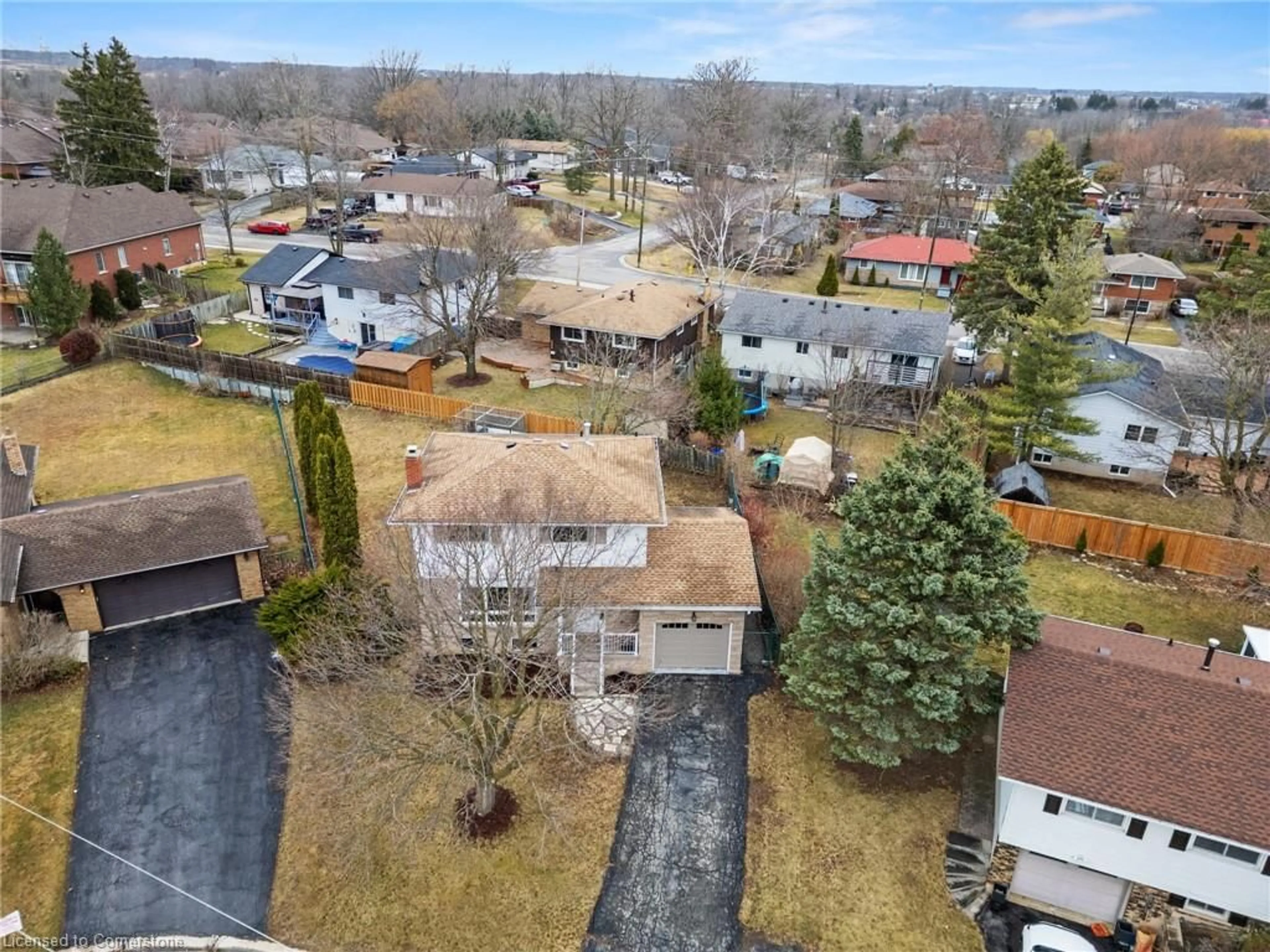 A pic from outside/outdoor area/front of a property/back of a property/a pic from drone, street for 102 Dundee Dr, Caledonia Ontario N3W 1J8