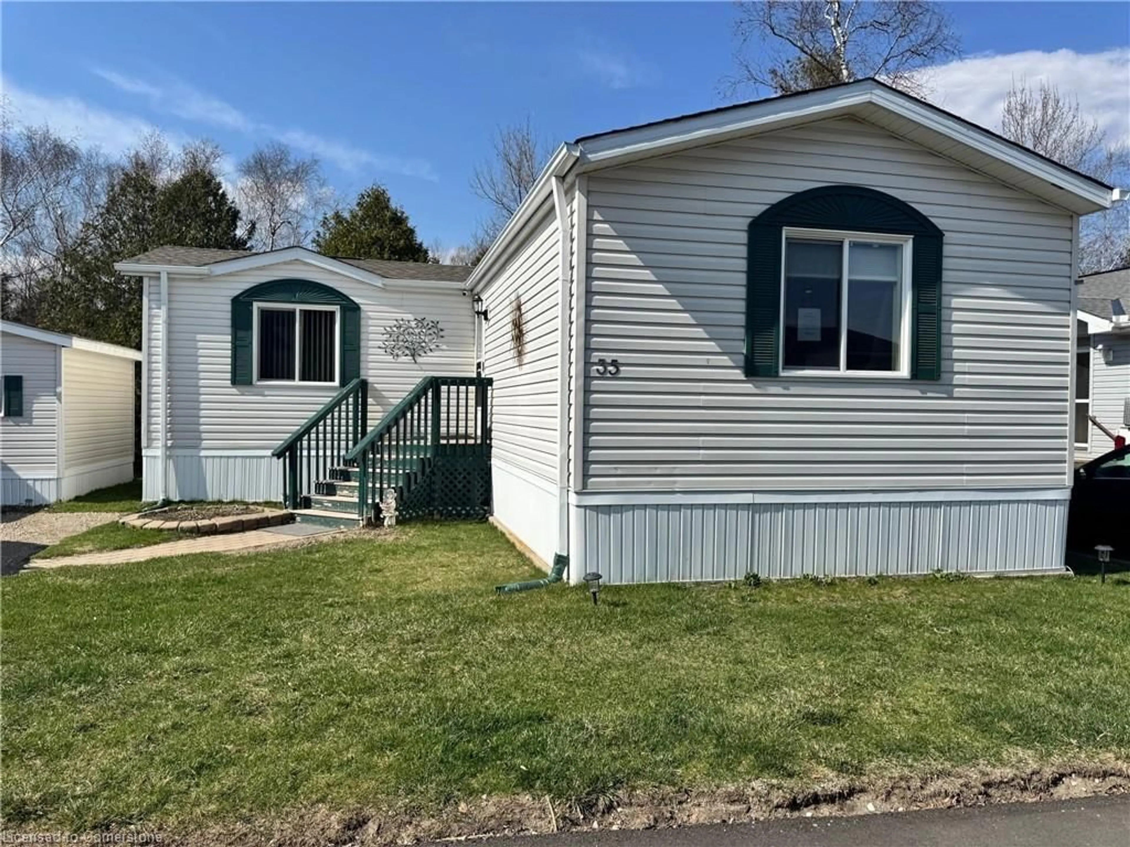 Home with vinyl exterior material, street for 35 Water St, Puslinch Ontario N0B 2J0