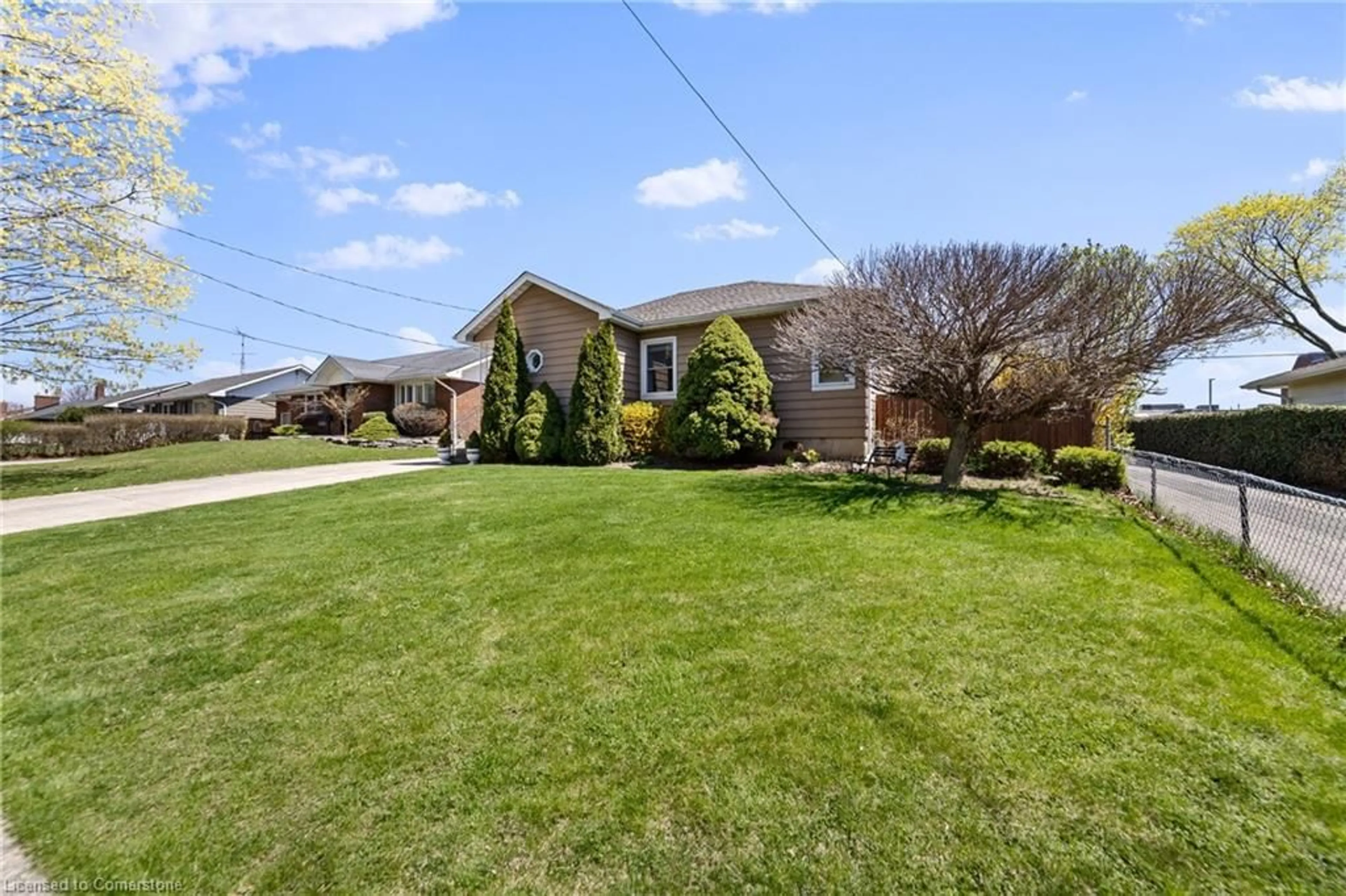 A pic from outside/outdoor area/front of a property/back of a property/a pic from drone, street for 16 Brisbane Glen&, St. Catharines Ontario L2N 3K9