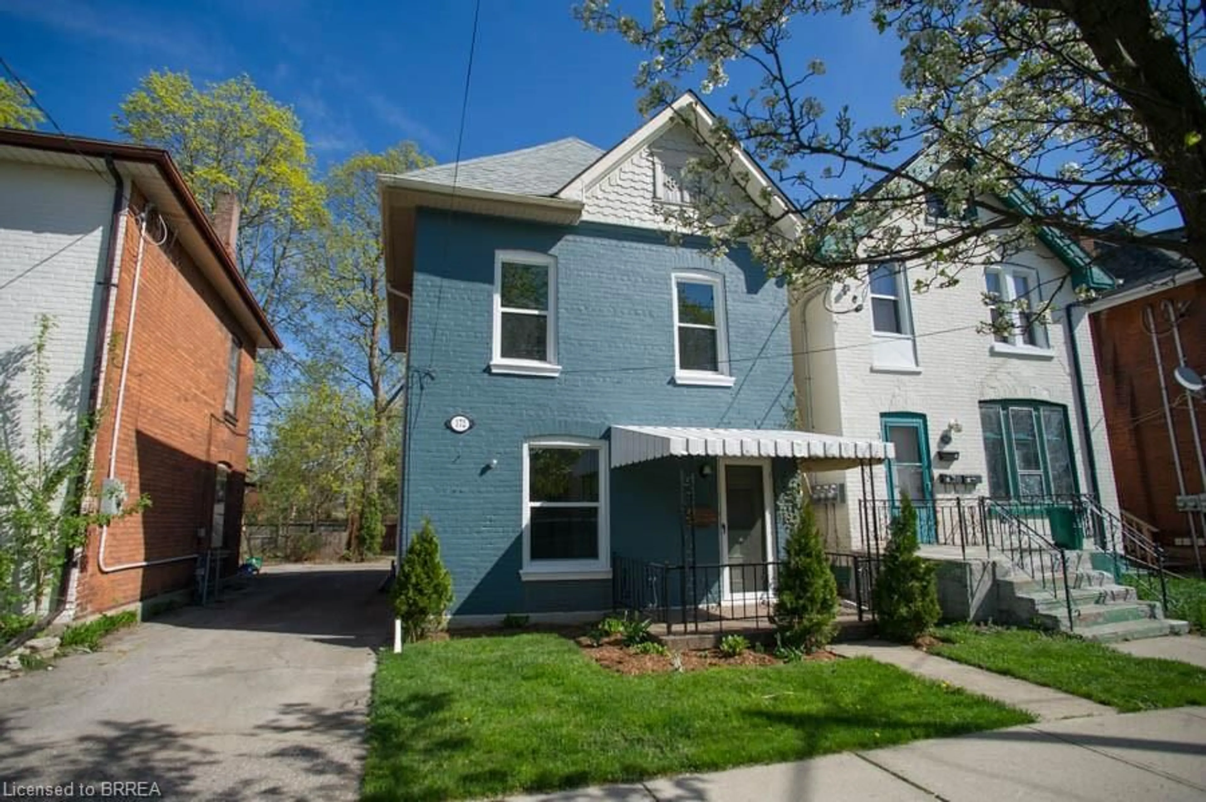 Home with vinyl exterior material, street for 172 Sheridan St, Brantford Ontario N3S 4P8