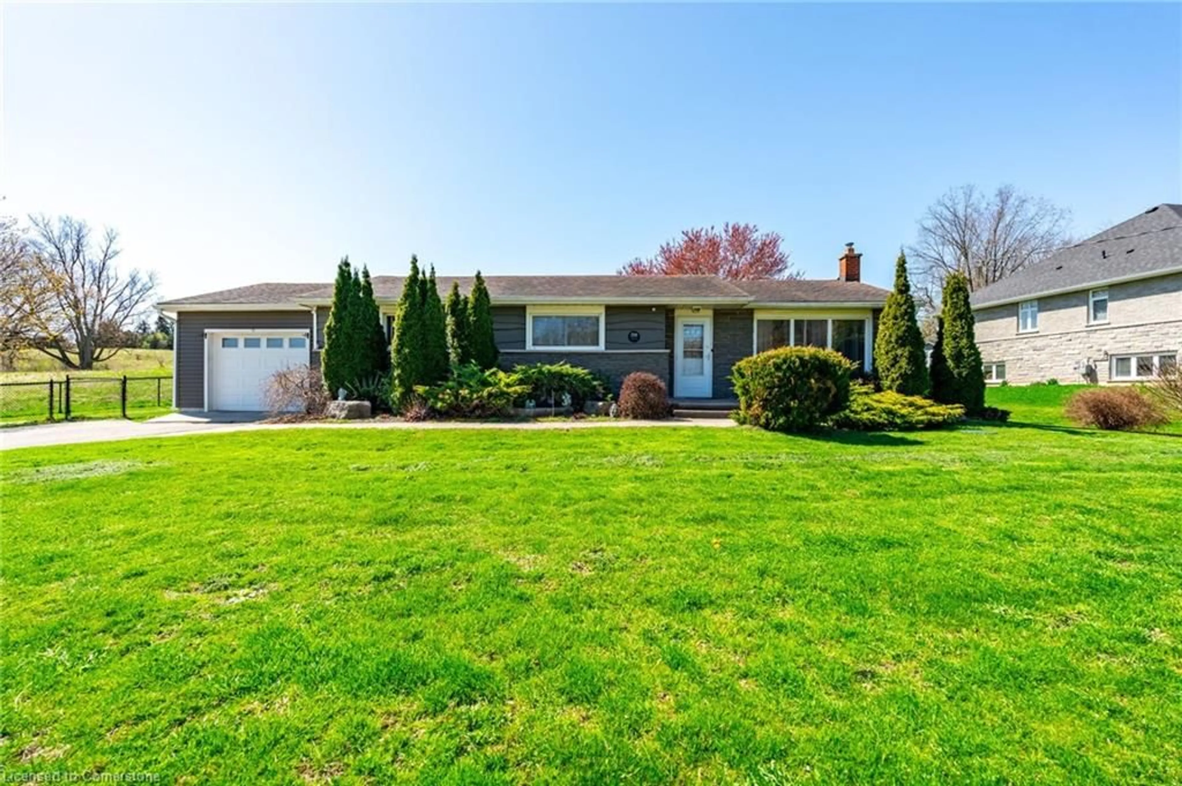 Home with vinyl exterior material, street for 258 Oakhill Dr, Brantford Ontario N3T 5L7