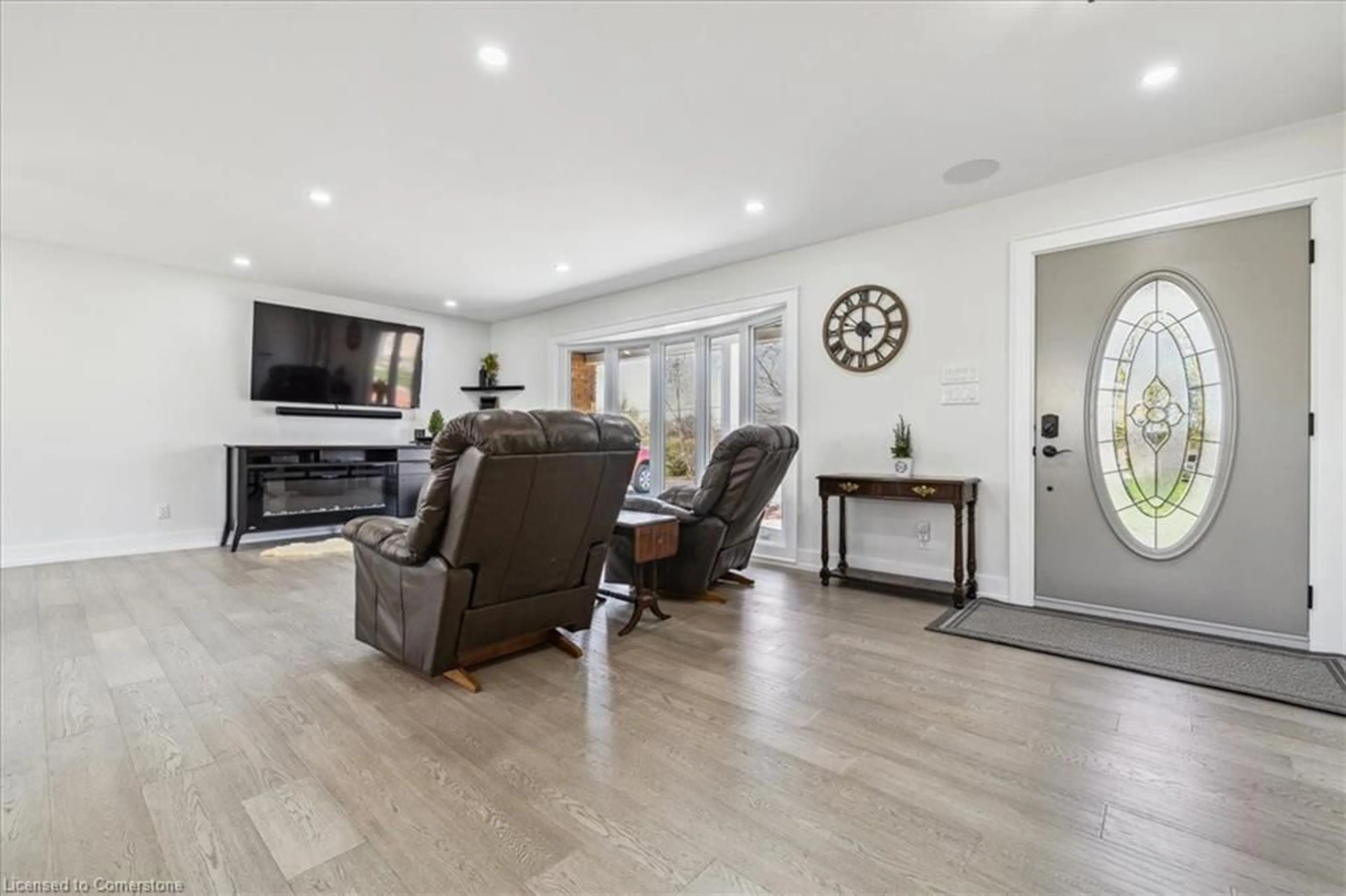 Living room with furniture, unknown for 3278 Golf Club Rd, Hannon Ontario L0R 1P0