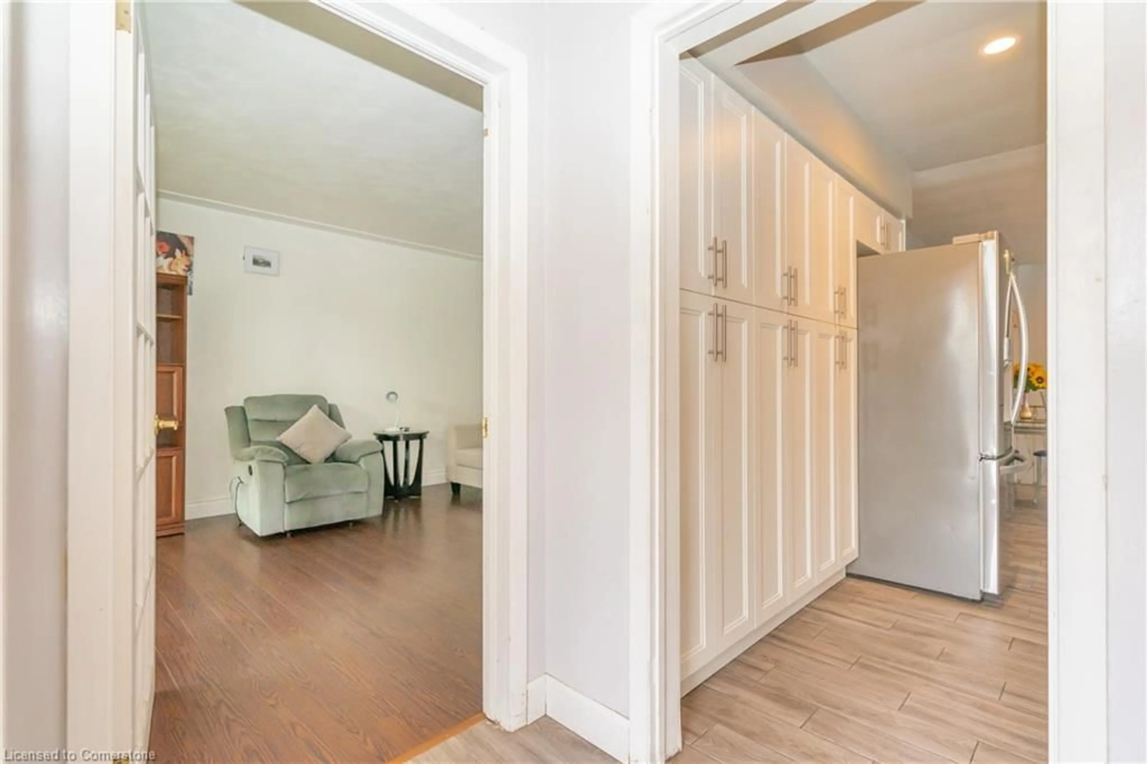 Indoor entryway for 574 Upper Sherman Ave, Hamilton Ontario L8V 3M1