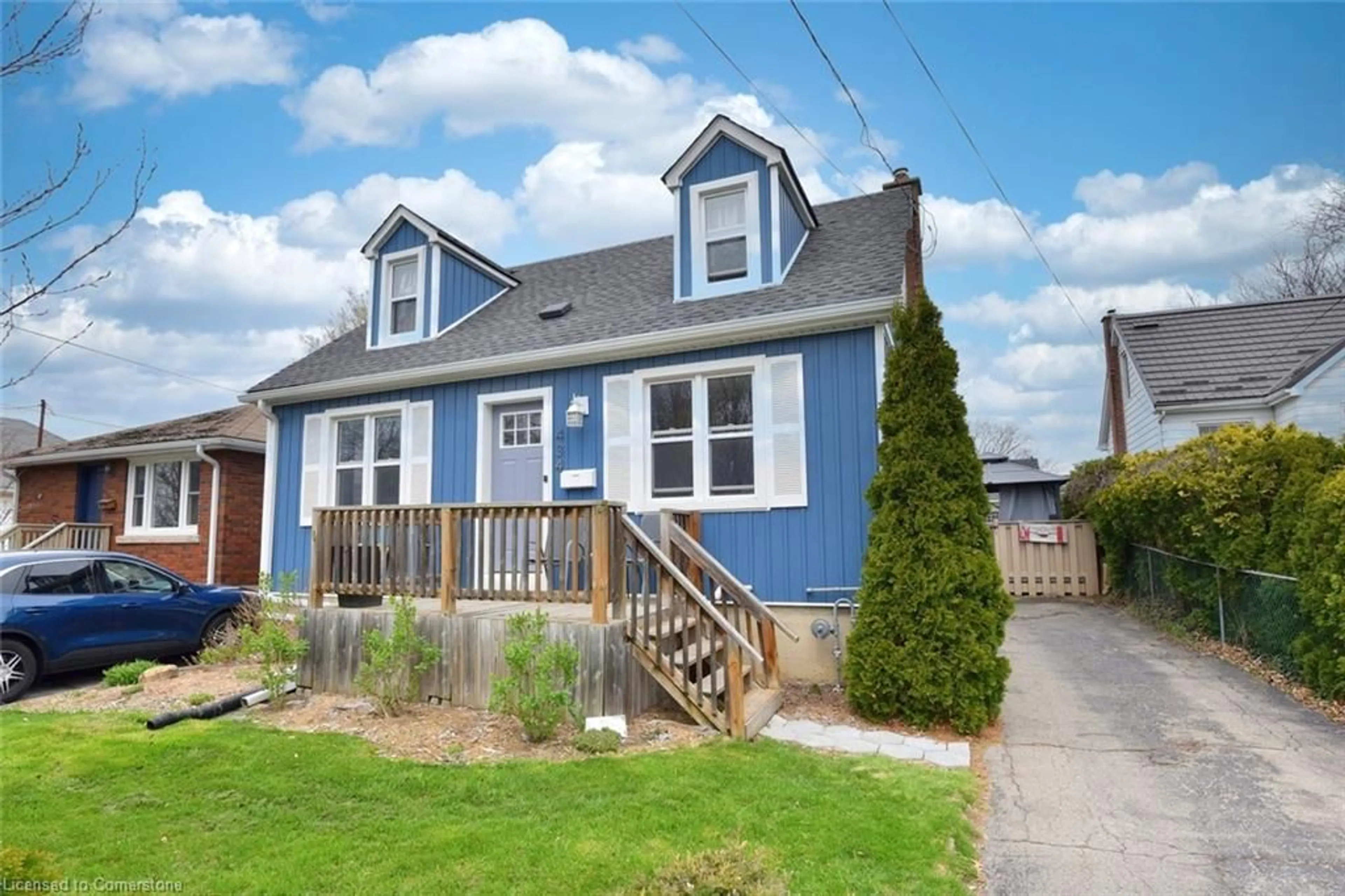 Home with vinyl exterior material, street for 434 Wellington St, Brantford Ontario N3S 4B2