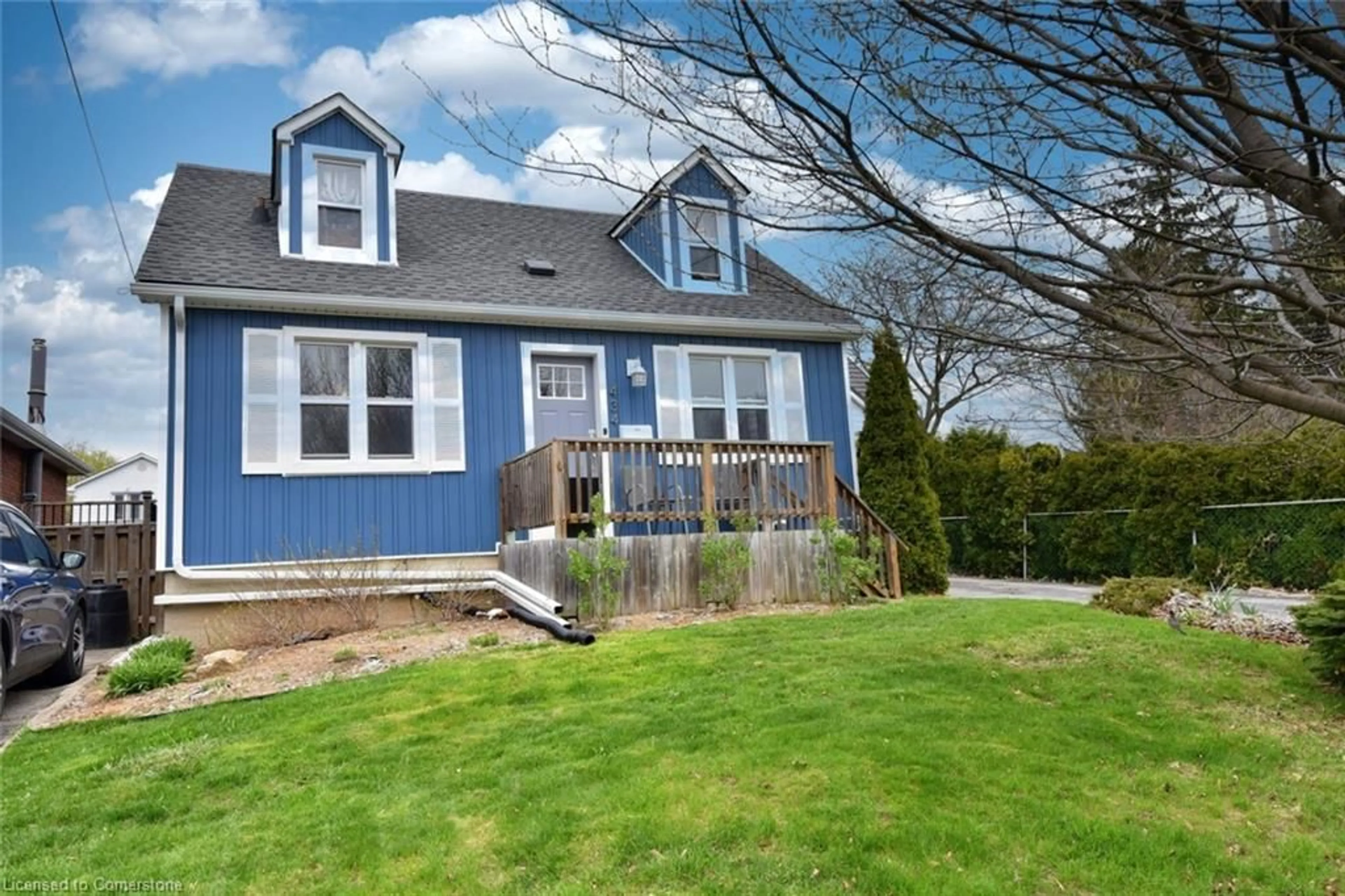 Home with vinyl exterior material, street for 434 Wellington St, Brantford Ontario N3S 4B2