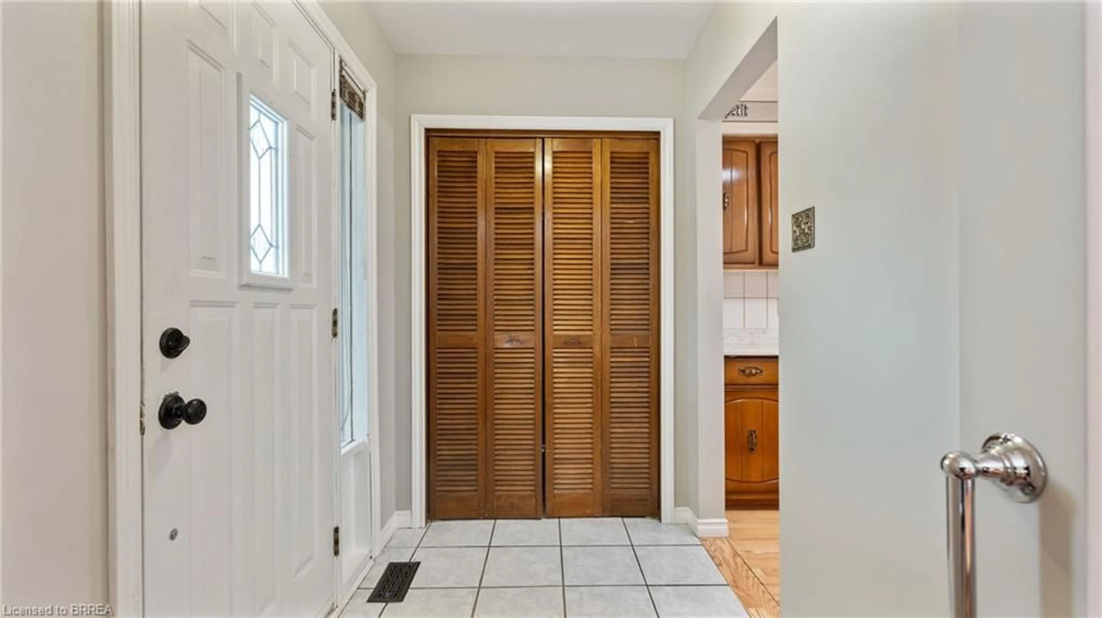 Indoor entryway for 195 Paris Rd, Brantford Ontario N3R 1J2