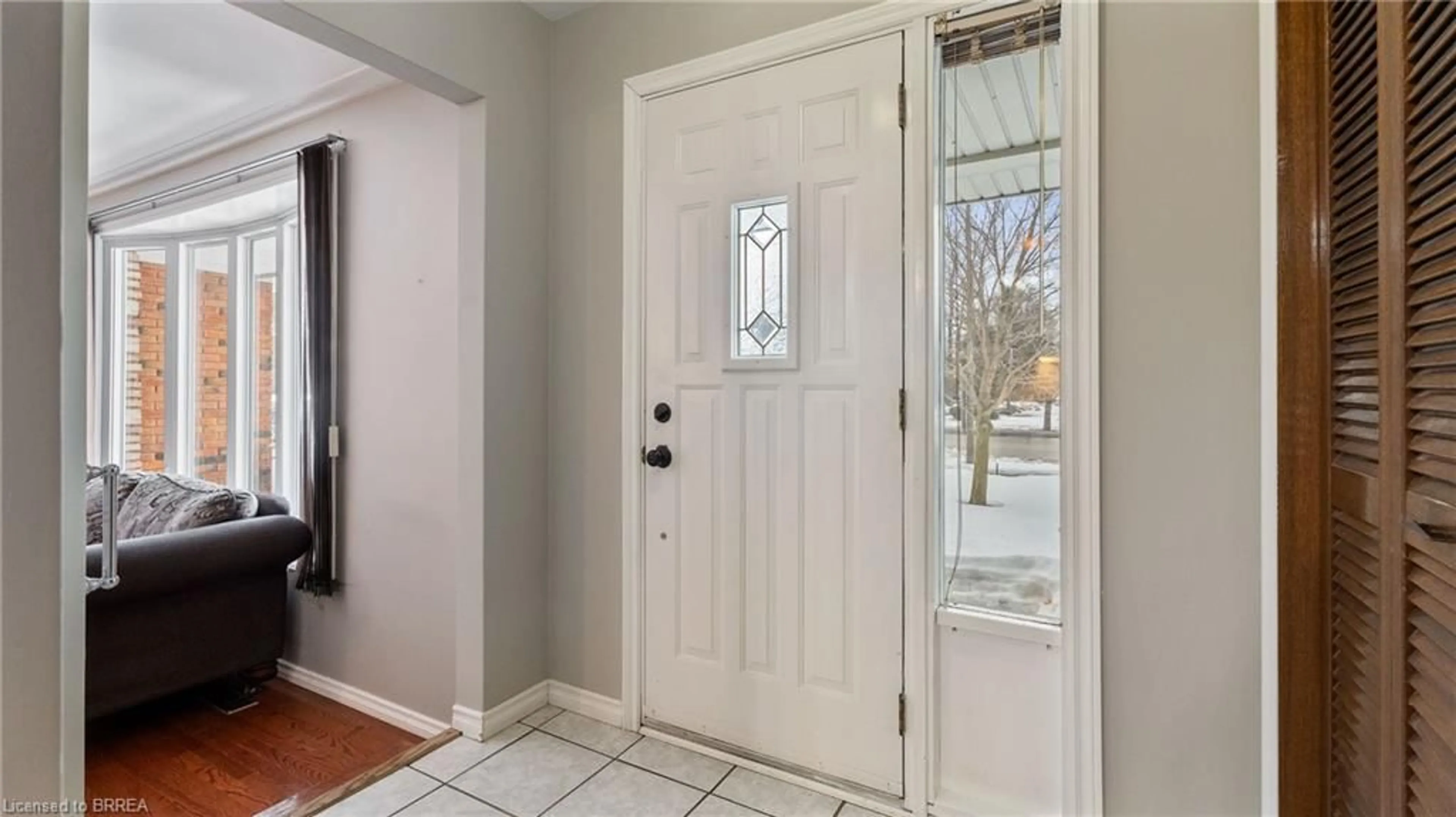 Indoor entryway for 195 Paris Rd, Brantford Ontario N3R 1J2