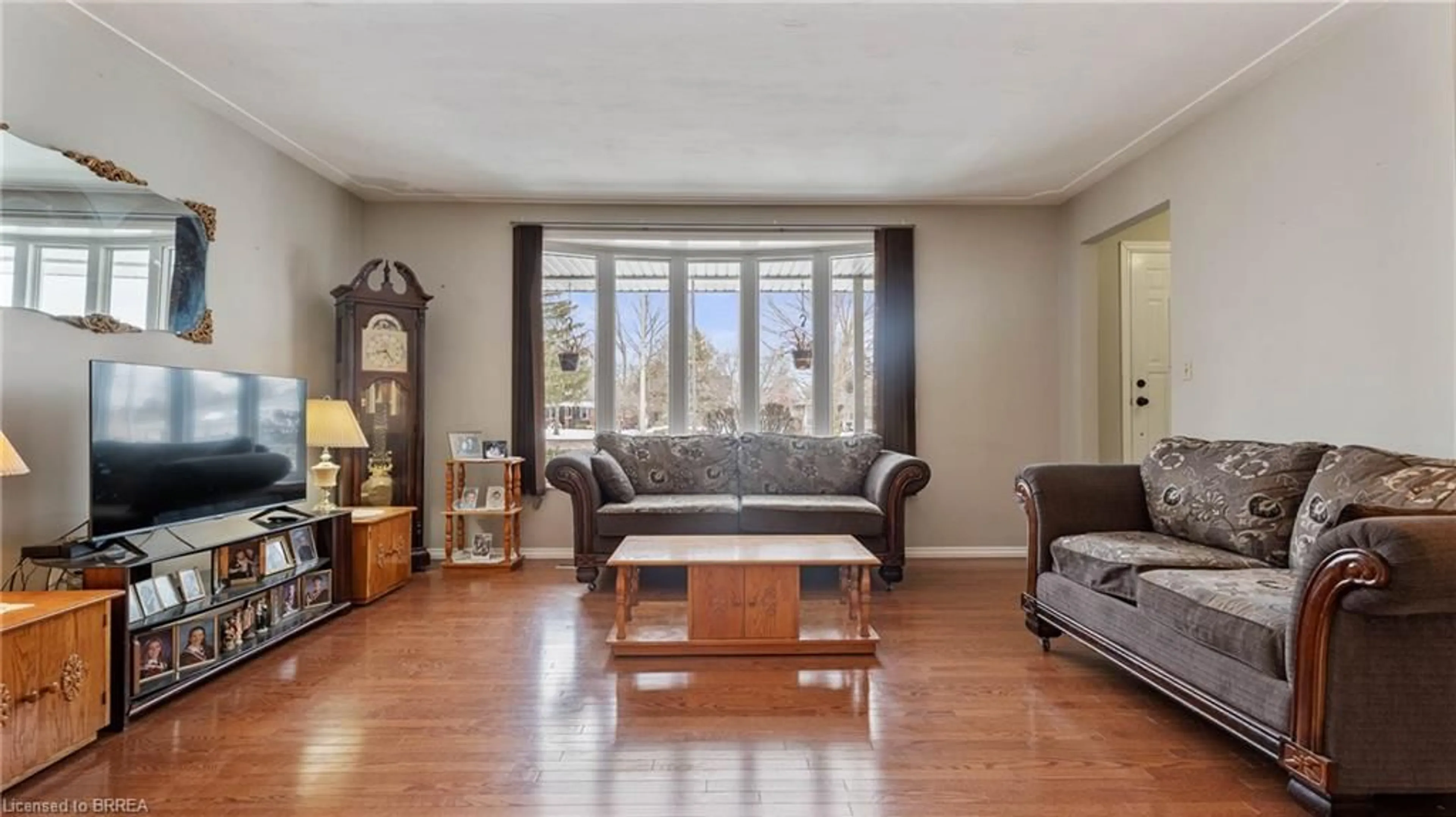 Living room with furniture, wood/laminate floor for 195 Paris Rd, Brantford Ontario N3R 1J2