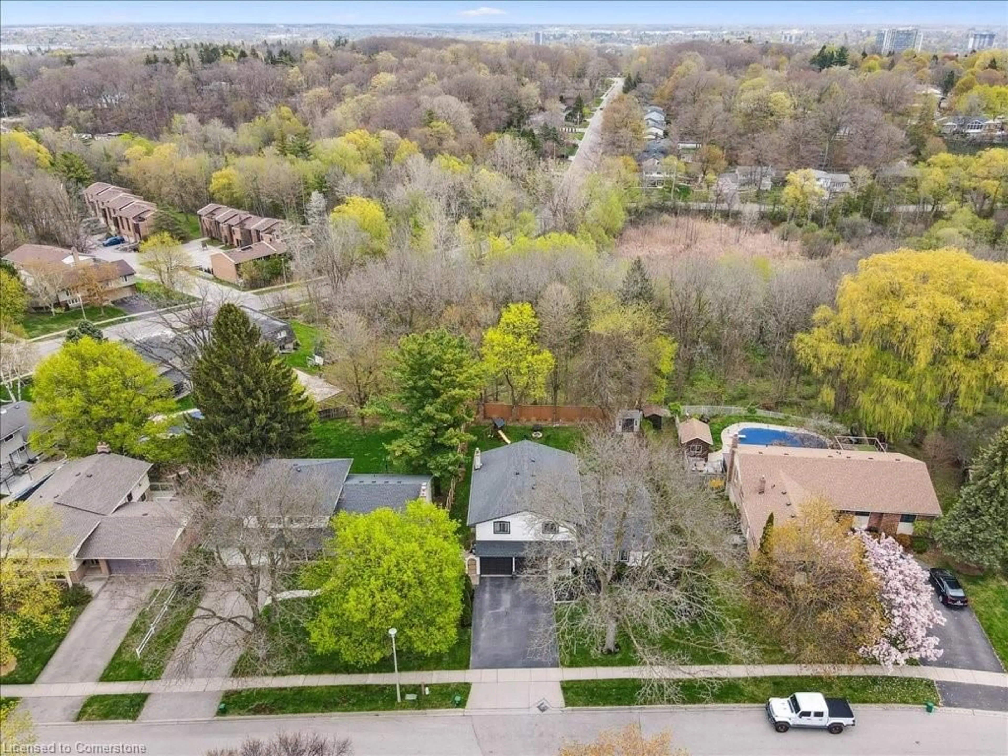 A pic from outside/outdoor area/front of a property/back of a property/a pic from drone, street for 33 Murray Rd, Cambridge Ontario N1S 3T4