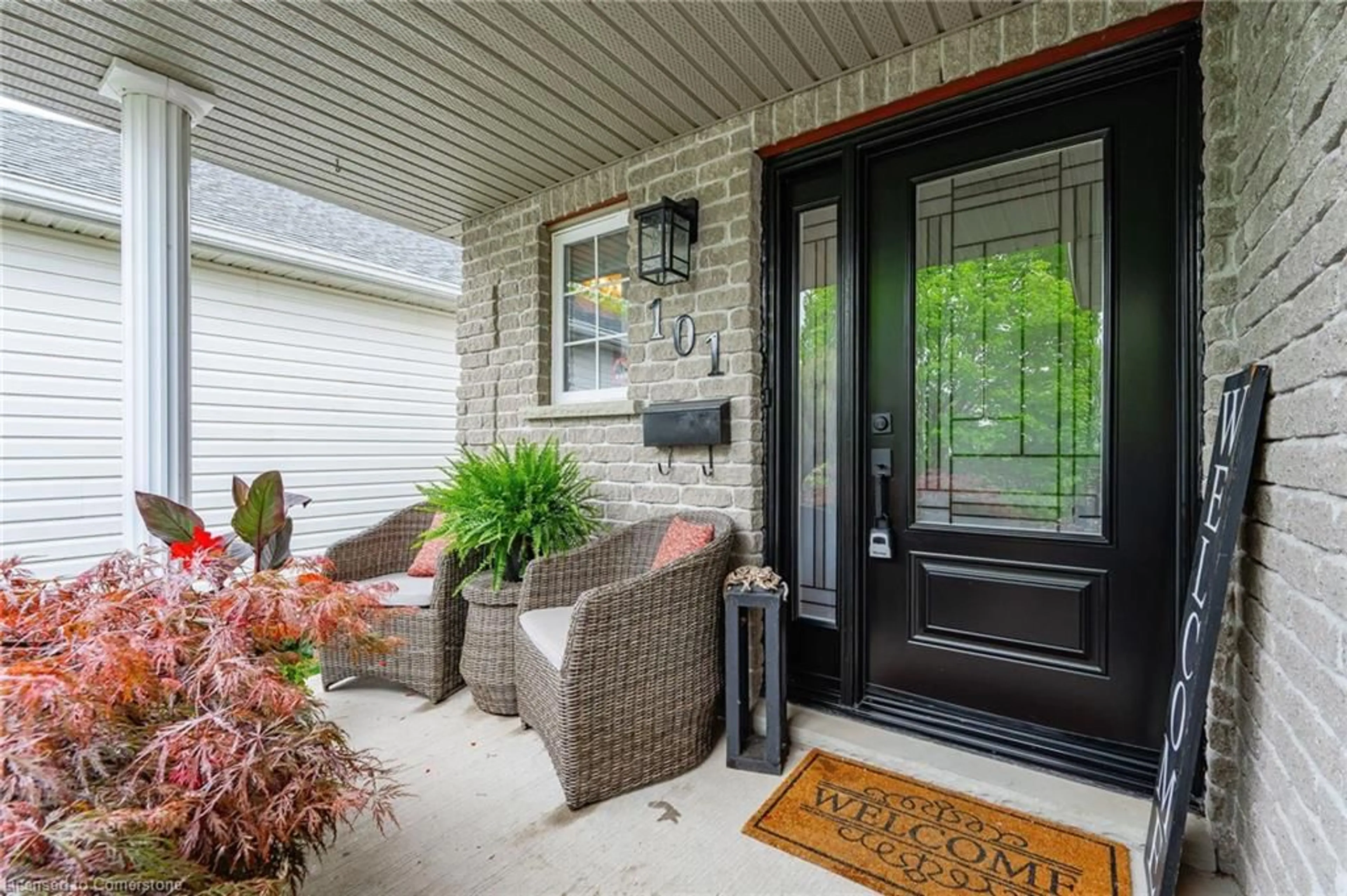 Indoor entryway for 101 Edgemere Dr, Cambridge Ontario N1P 1E9