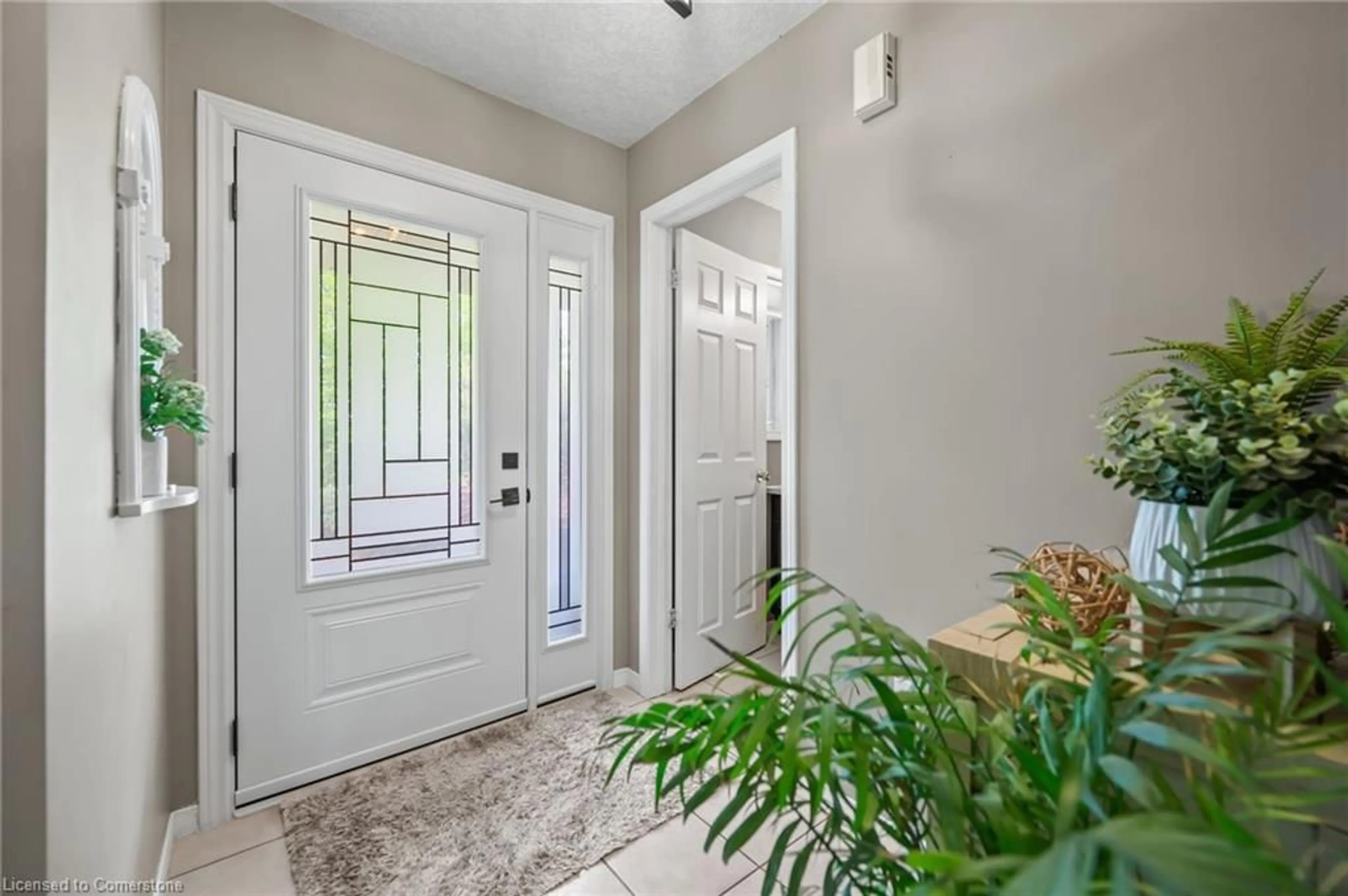 Indoor entryway for 101 Edgemere Dr, Cambridge Ontario N1P 1E9