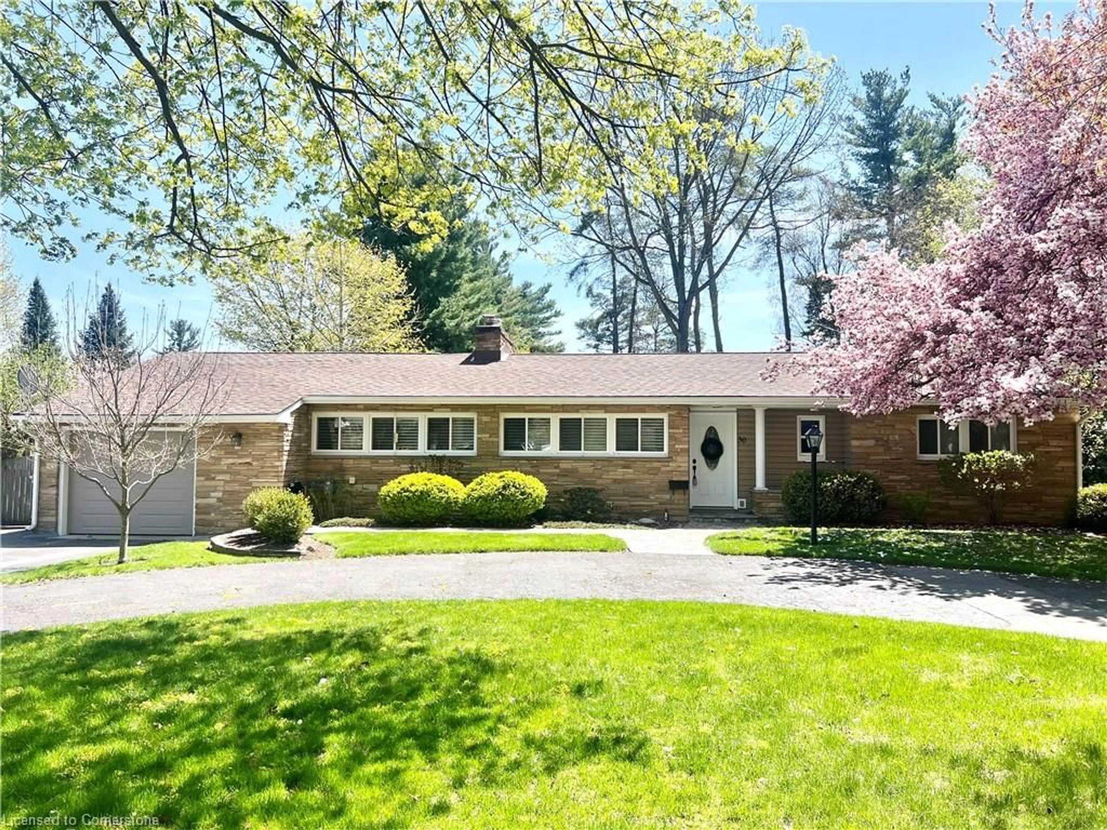 Home with vinyl exterior material, street for 30 Lynndale Rd, Simcoe Ontario N3Y 1Z9