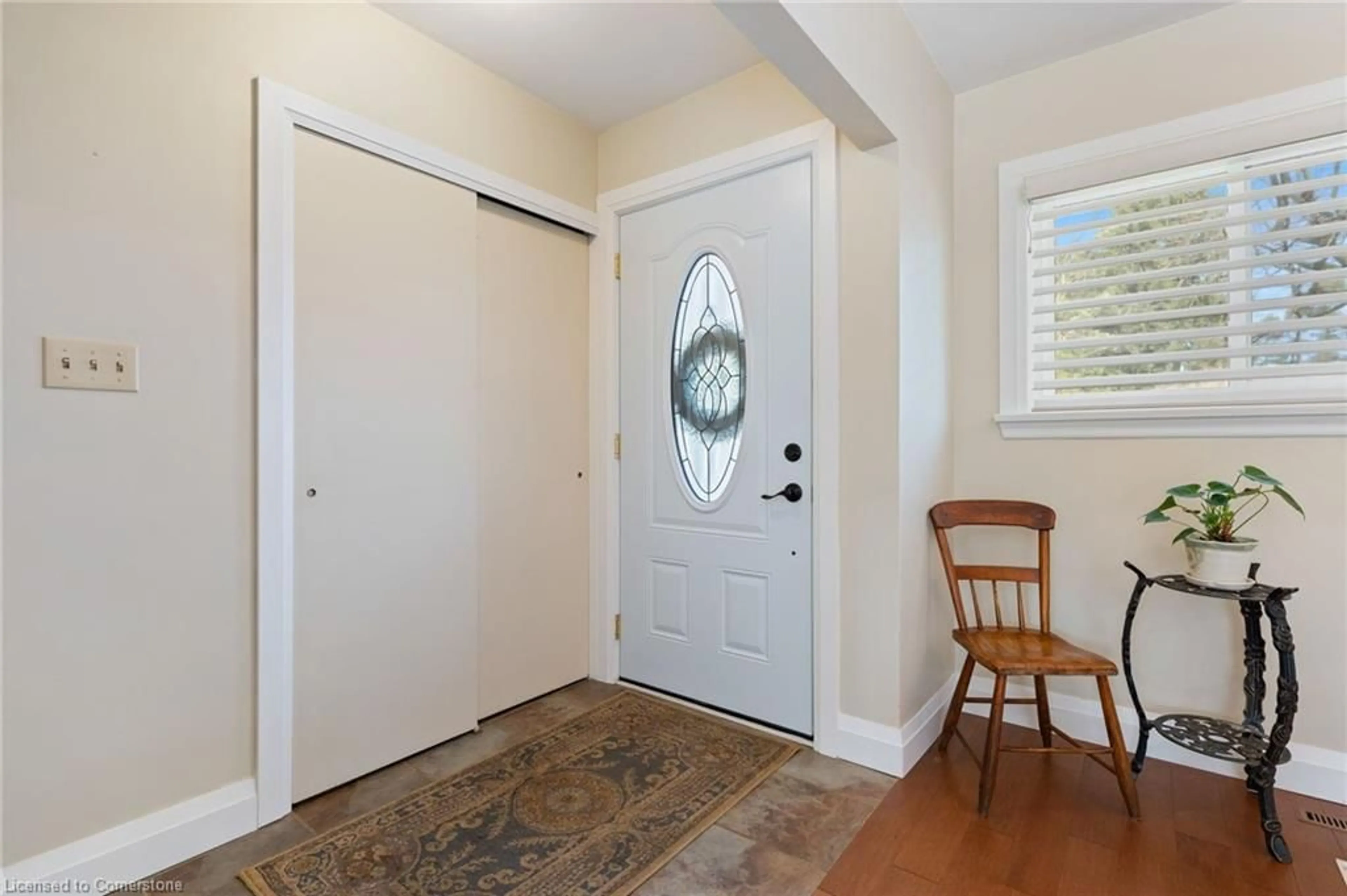 Indoor entryway for 30 Lynndale Rd, Simcoe Ontario N3Y 1Z9