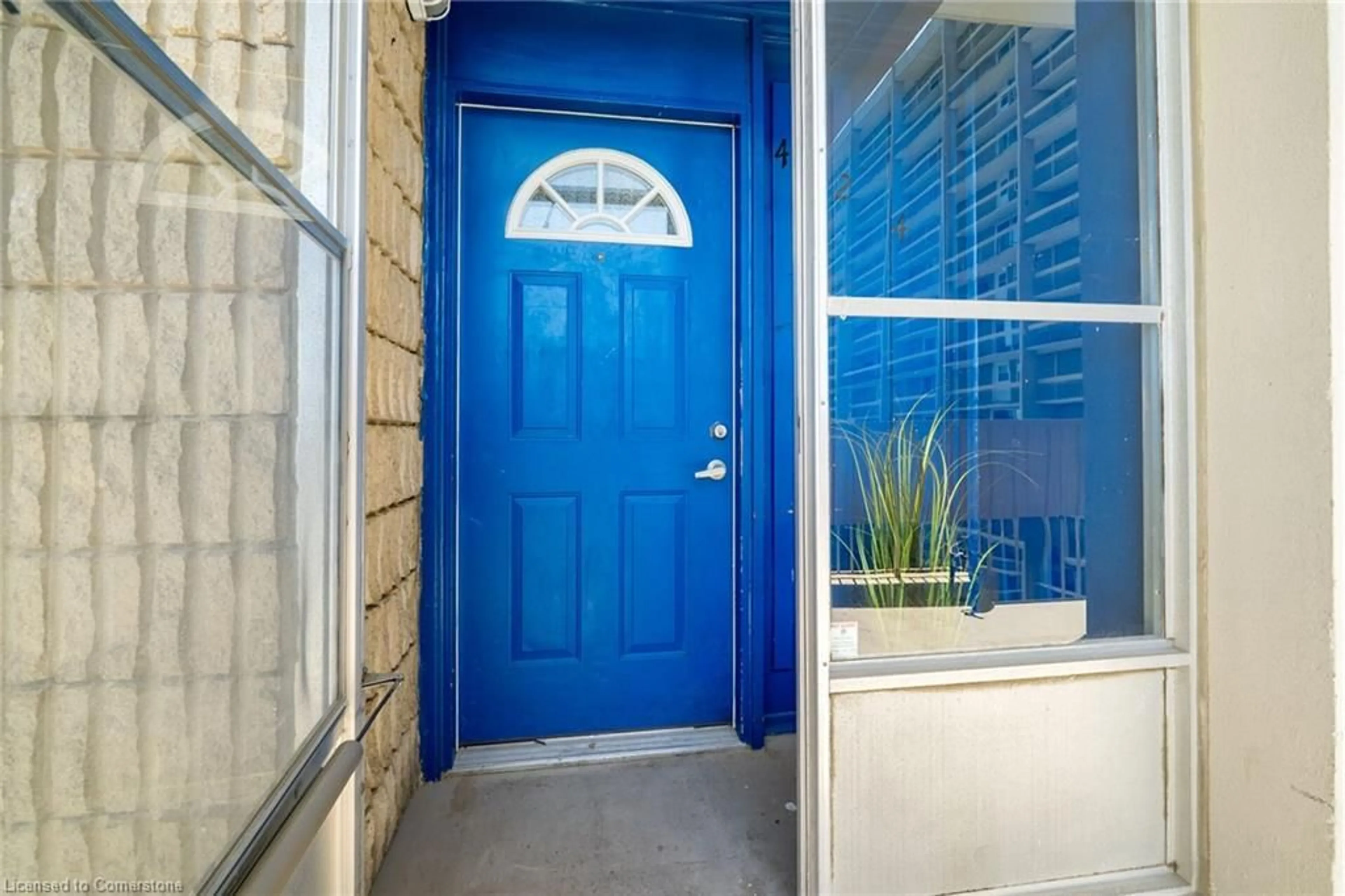 Indoor entryway for 350 Quigley Rd #424, Hamilton Ontario L8K 5N2