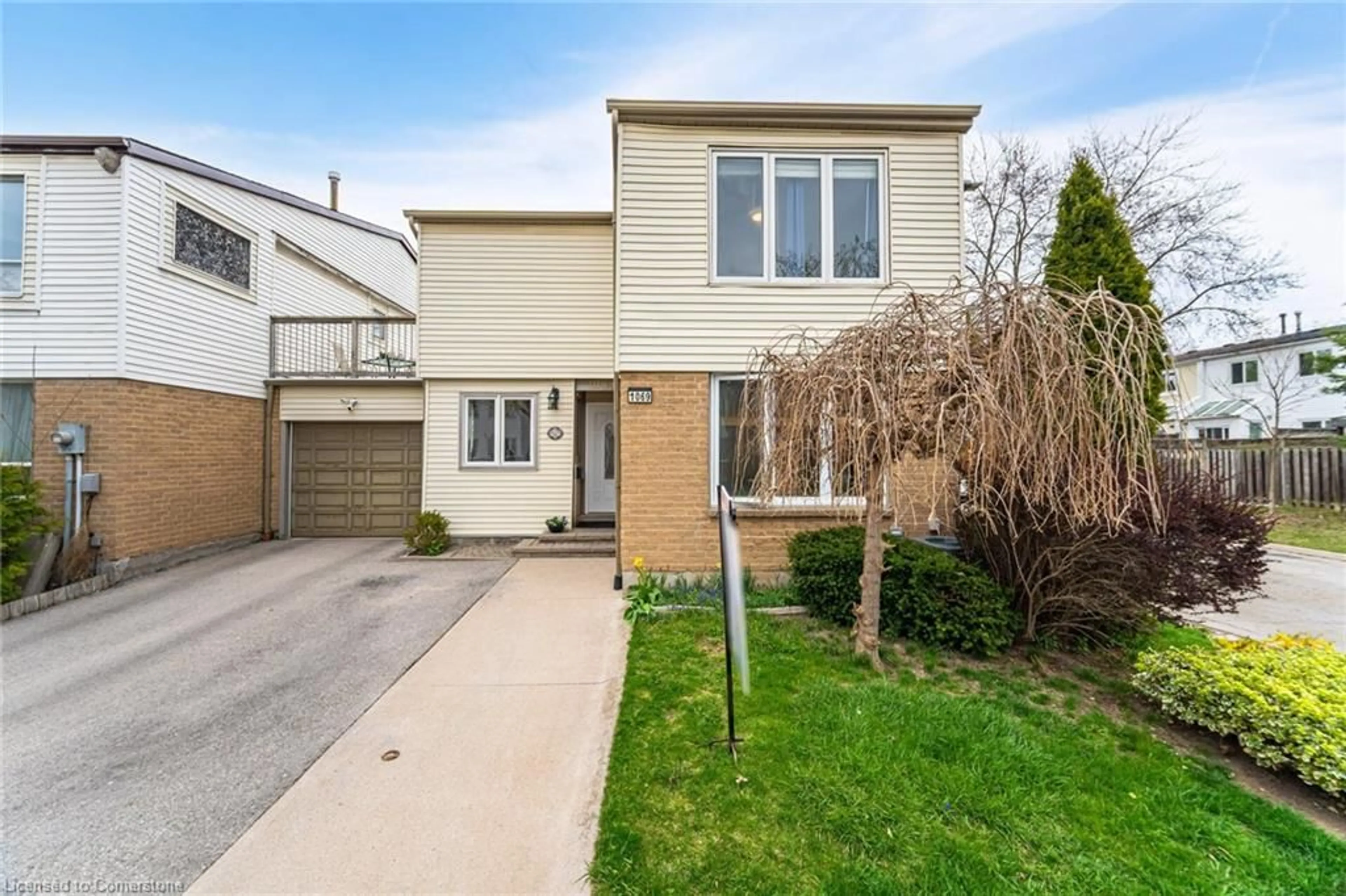 Home with vinyl exterior material, street for 1069 Kos Blvd, Mississauga Ontario L5J 4L3