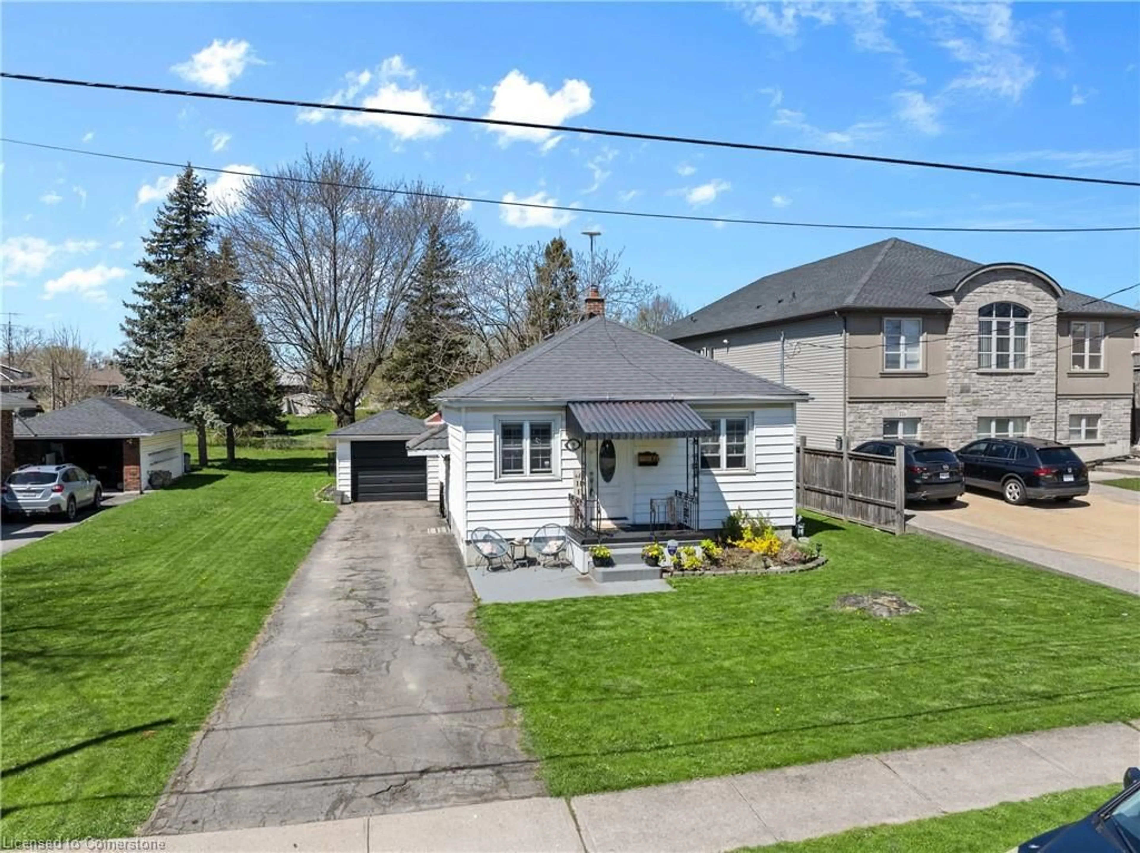 A pic from outside/outdoor area/front of a property/back of a property/a pic from drone, street for 9 Queen St, Thorold Ontario L2V 2P7