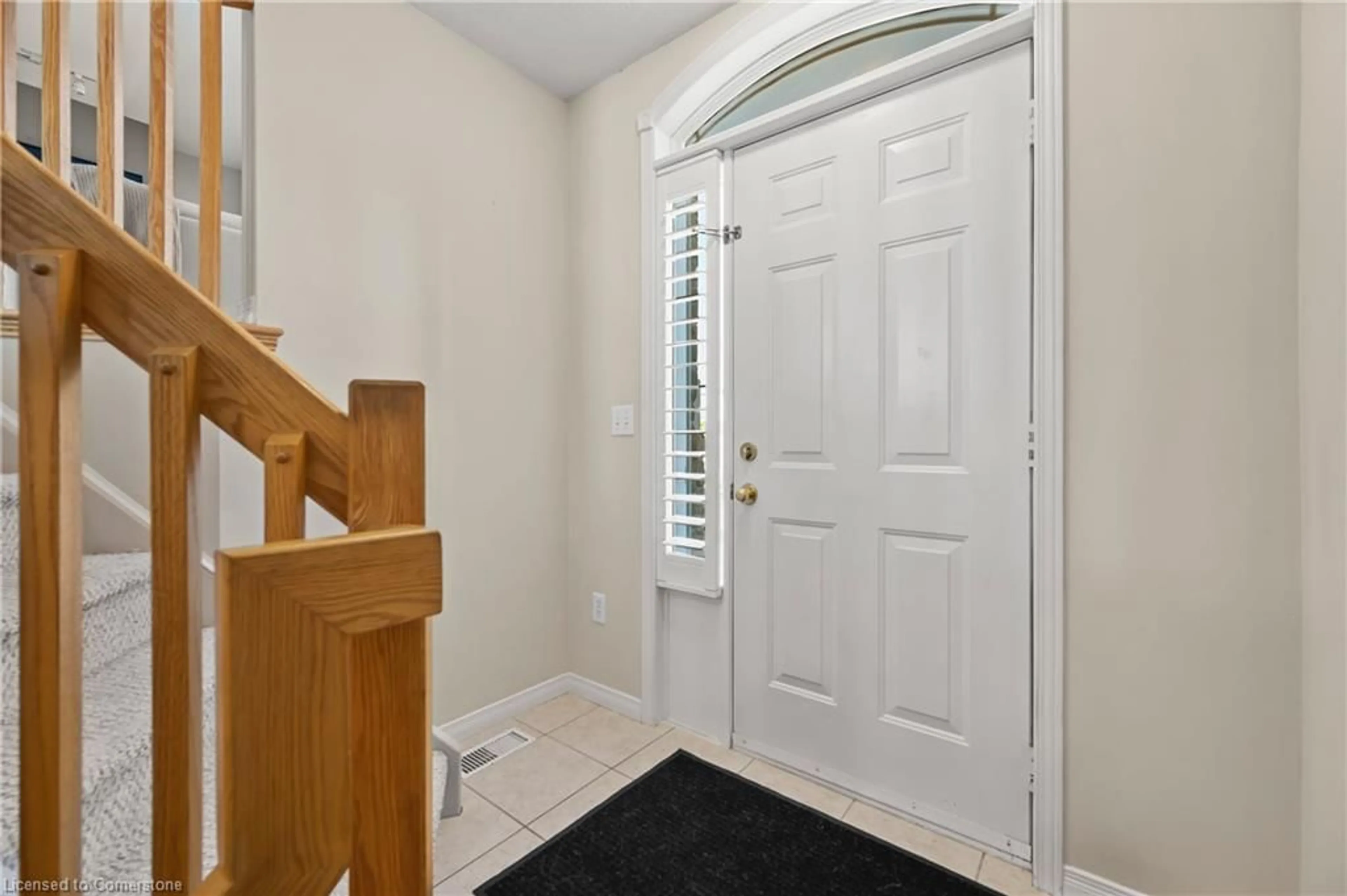 Indoor entryway for 63 Wellington South, Cambridge Ontario N1R 8N4