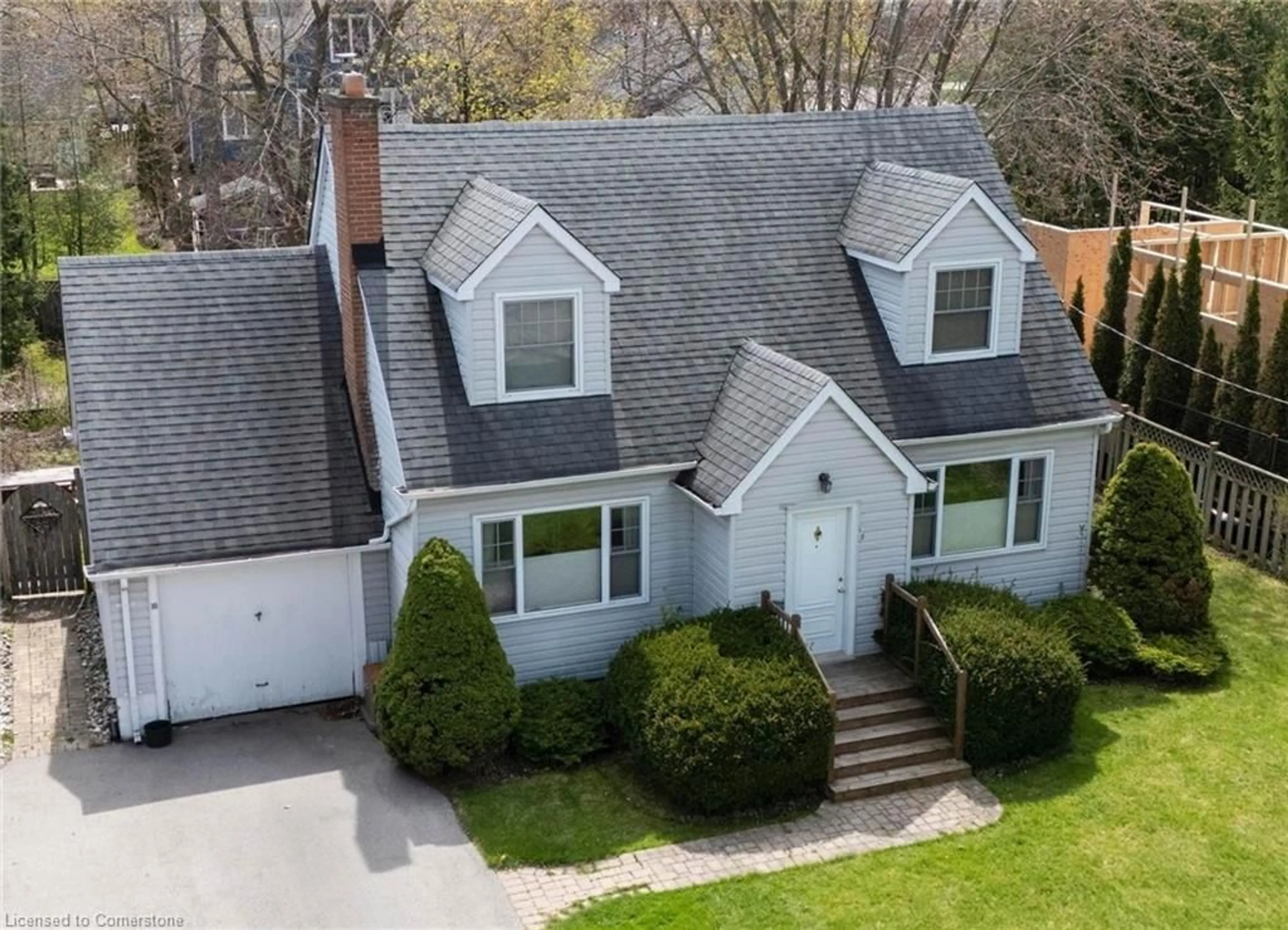A pic from outside/outdoor area/front of a property/back of a property/a pic from drone, street for 10 Highland Rd, Oakville Ontario L6K 1S7