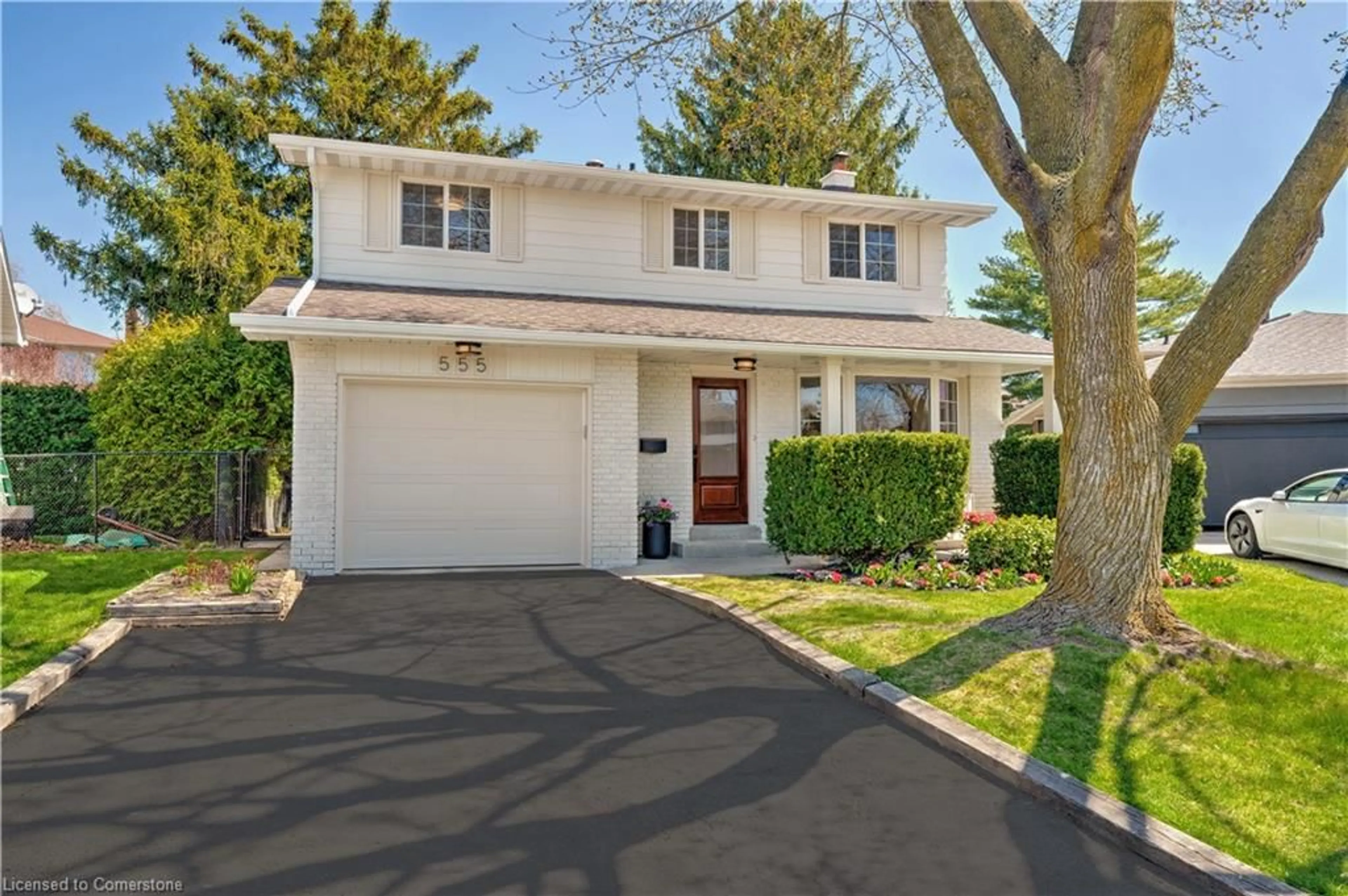 Home with vinyl exterior material, street for 555 Letitia Crt, Burlington Ontario L7N 2Y7