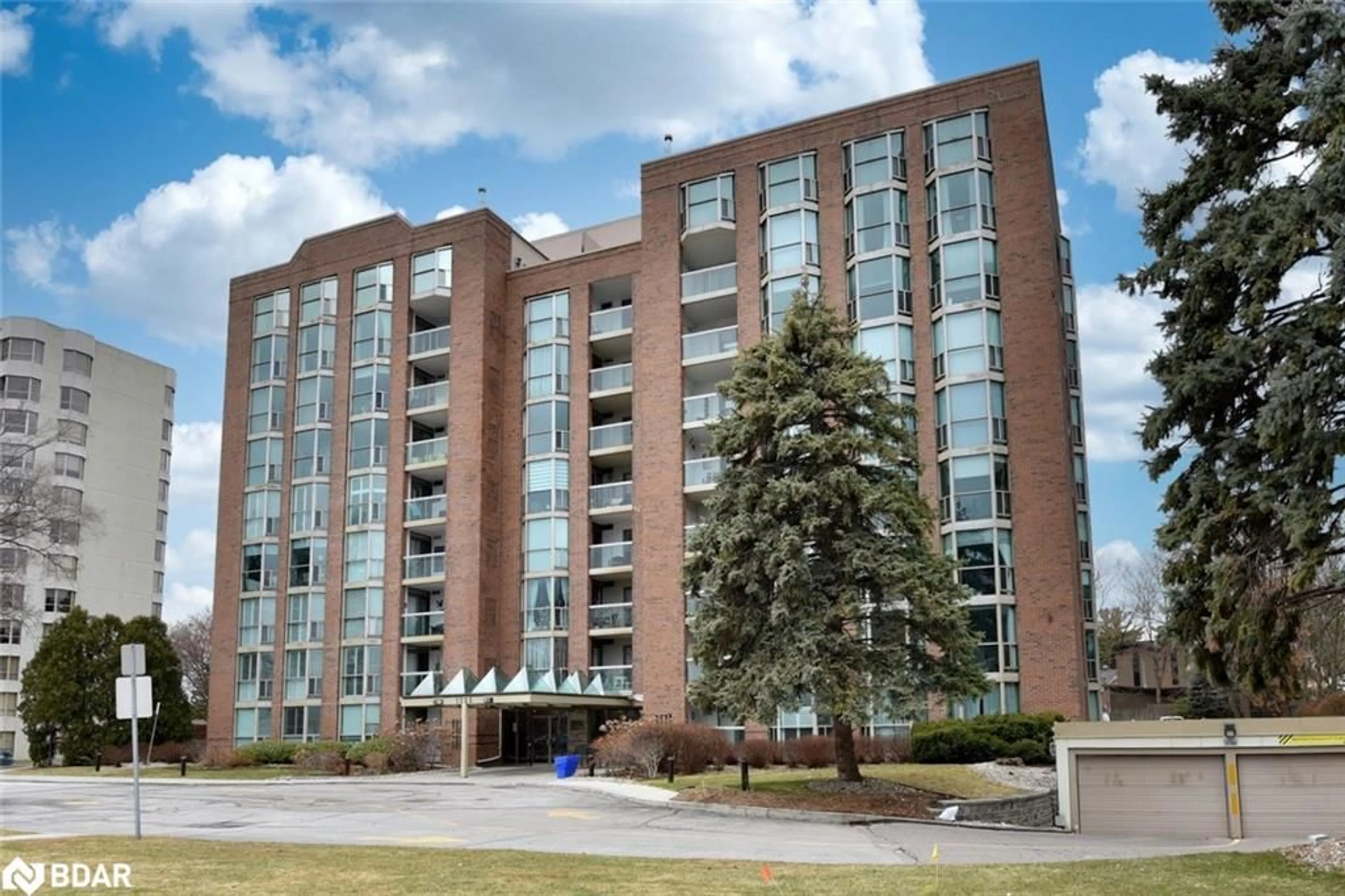 Indoor foyer for 1225 North Shore Blvd #404, Burlington Ontario L7S 1Z6