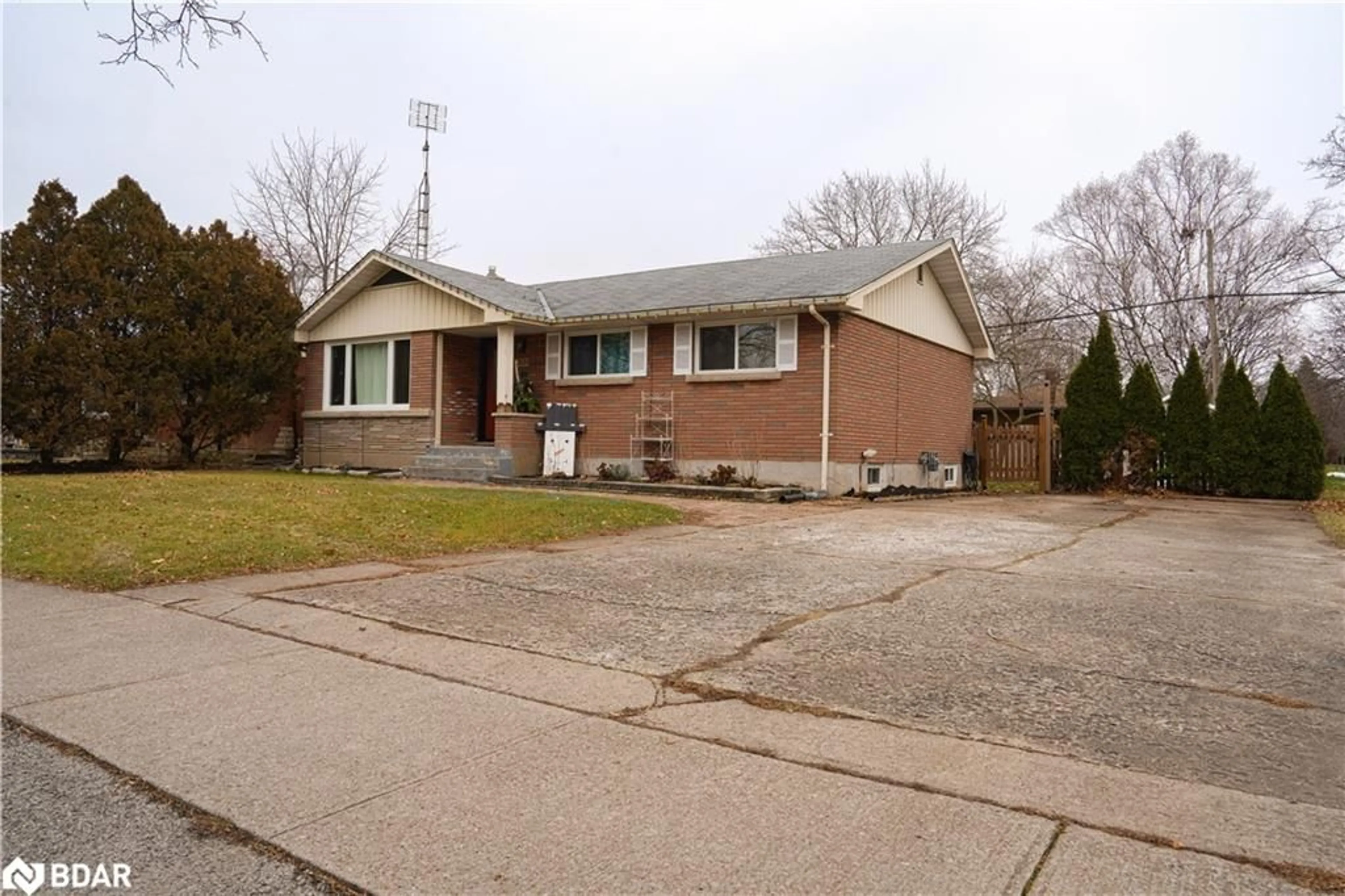 Home with brick exterior material, street for 424 Bunting Rd, St. Catharines Ontario L2M 3Z4