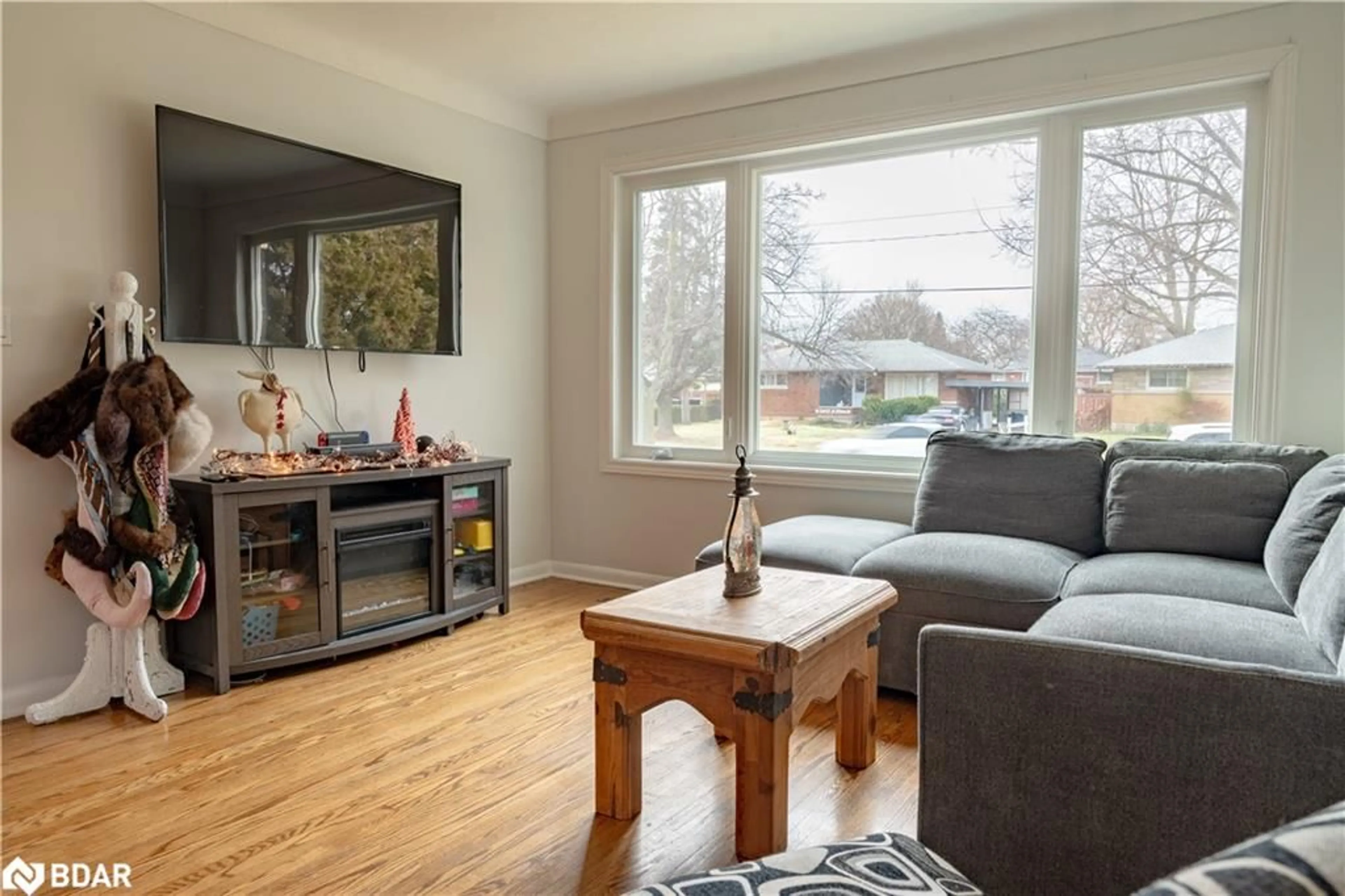 Living room with furniture, wood/laminate floor for 424 Bunting Rd, St. Catharines Ontario L2M 3Z4