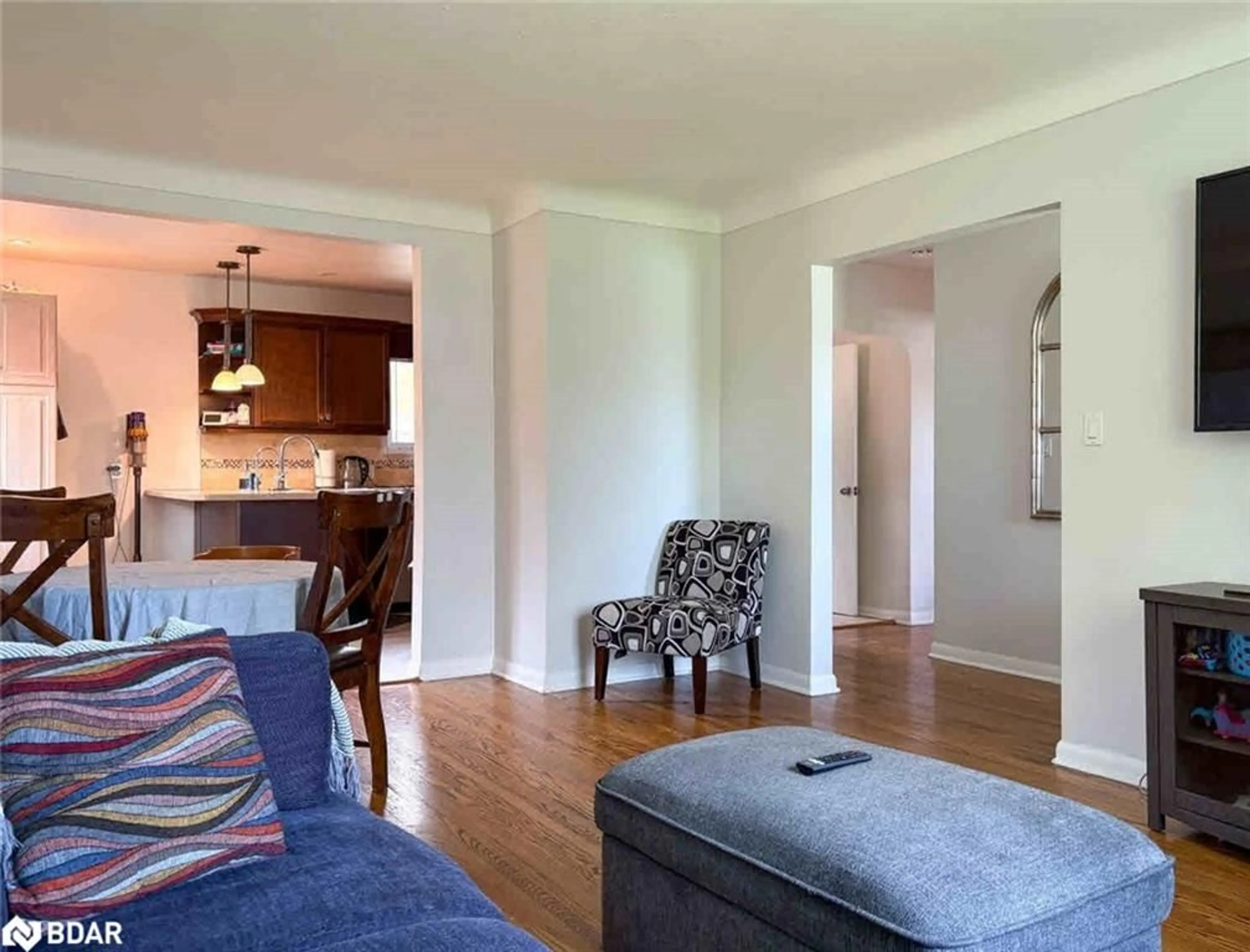 Living room with furniture, wood/laminate floor for 424 Bunting Rd, St. Catharines Ontario L2M 3Z4