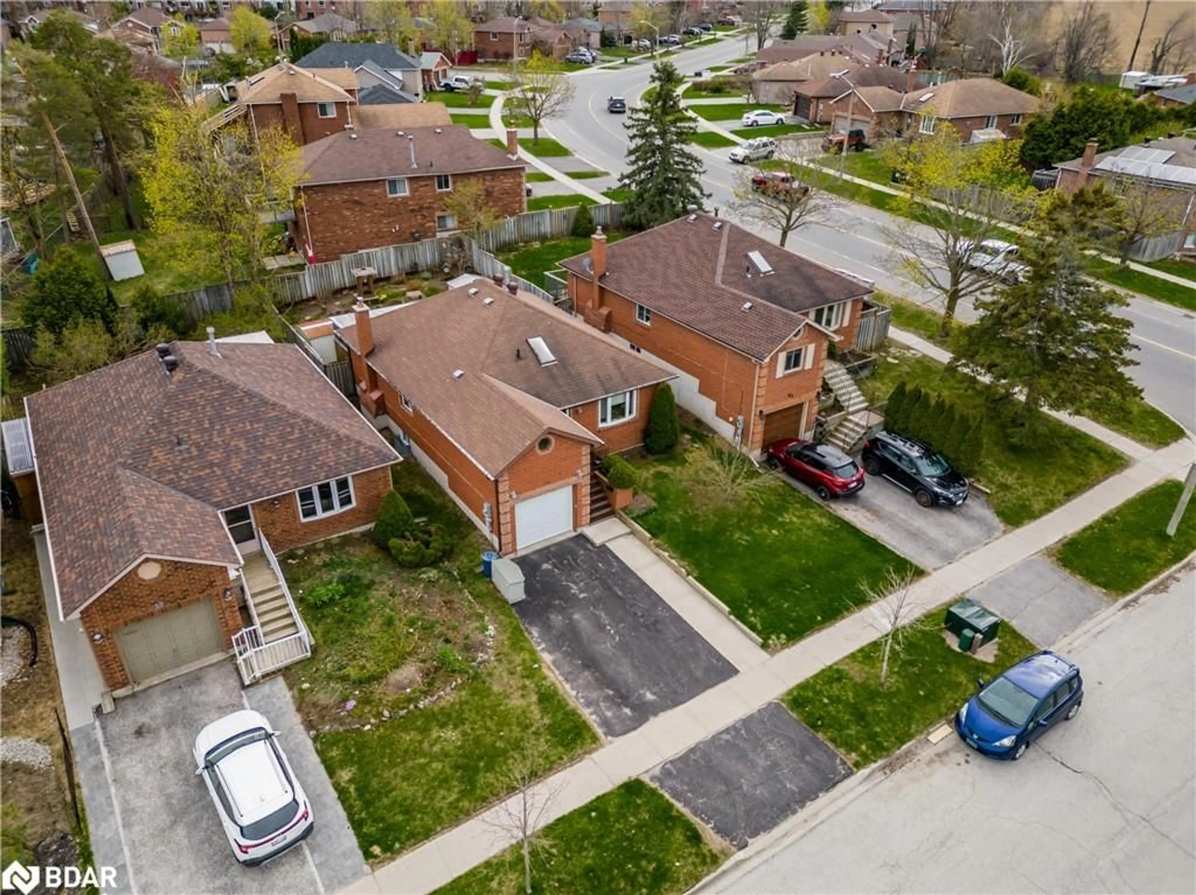 A pic from outside/outdoor area/front of a property/back of a property/a pic from drone, street for 91 Irwin Dr, Barrie Ontario L4N 7A9