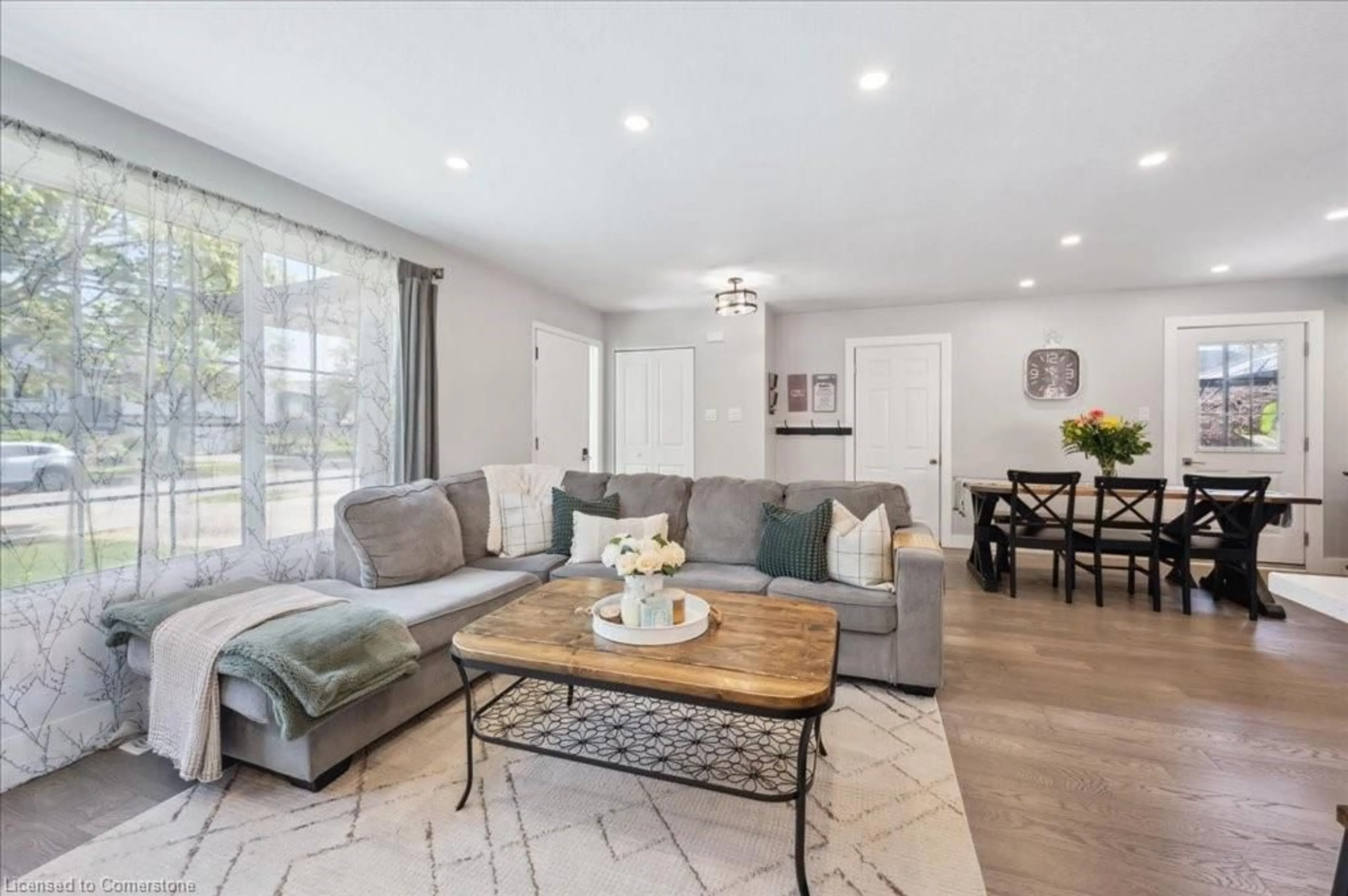 Living room with furniture, unknown for 31 Settlers Dr, Kitchener Ontario N2E 2L7