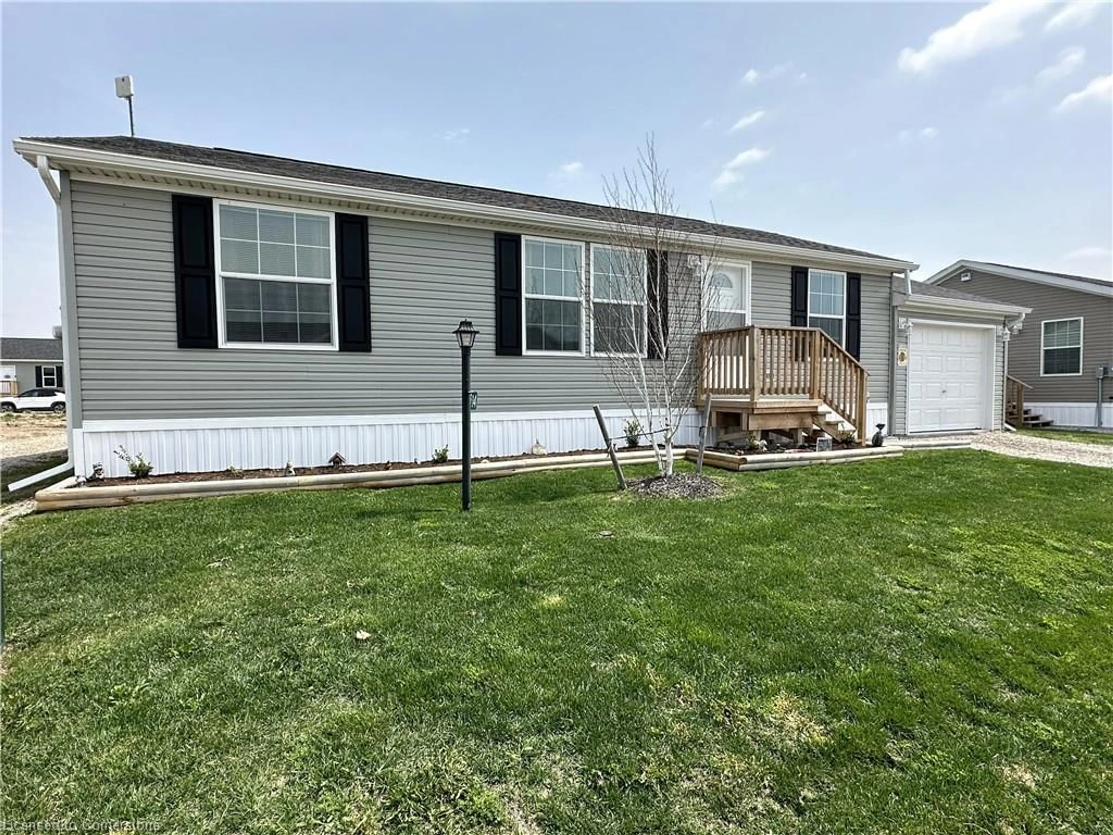 Home with vinyl exterior material, unknown for 14 Copper Beech Dr, Haldimand County Ontario N0A 1L0