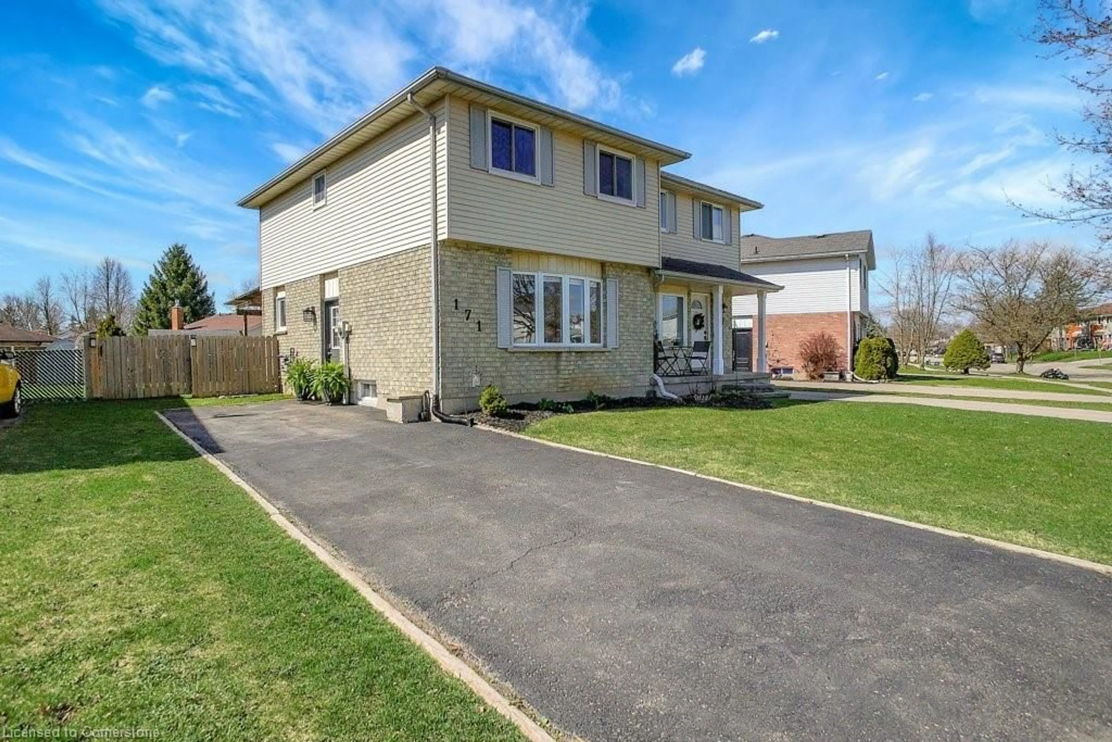 A pic from outside/outdoor area/front of a property/back of a property/a pic from drone, street for 171 Forrest Ave, New Hamburg Ontario N3A 1X8