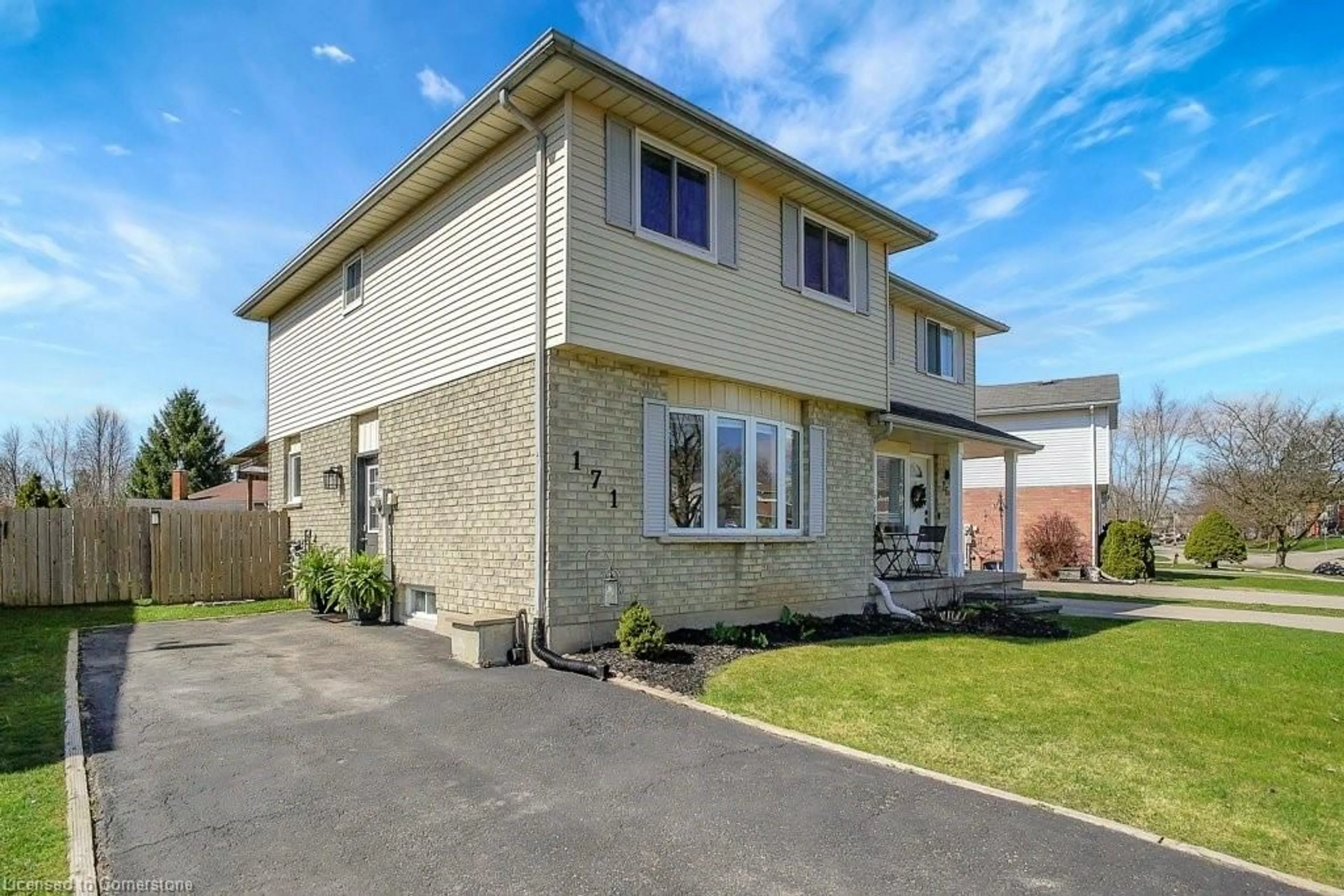 A pic from outside/outdoor area/front of a property/back of a property/a pic from drone, street for 171 Forrest Ave, New Hamburg Ontario N3A 1X8