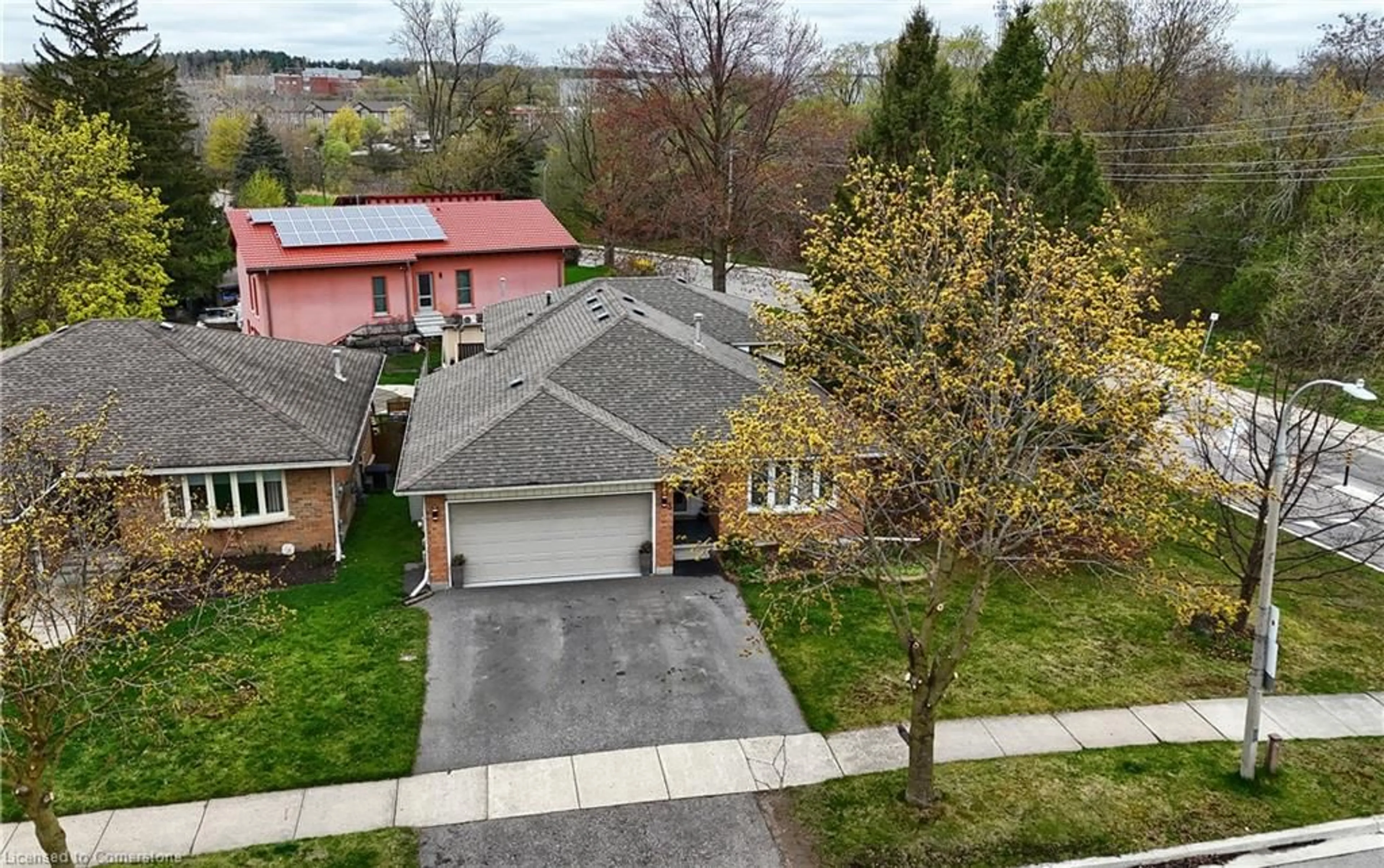 A pic from outside/outdoor area/front of a property/back of a property/a pic from drone, street for 3 Maxwell Dr, Kitchener Ontario N2R 1A3