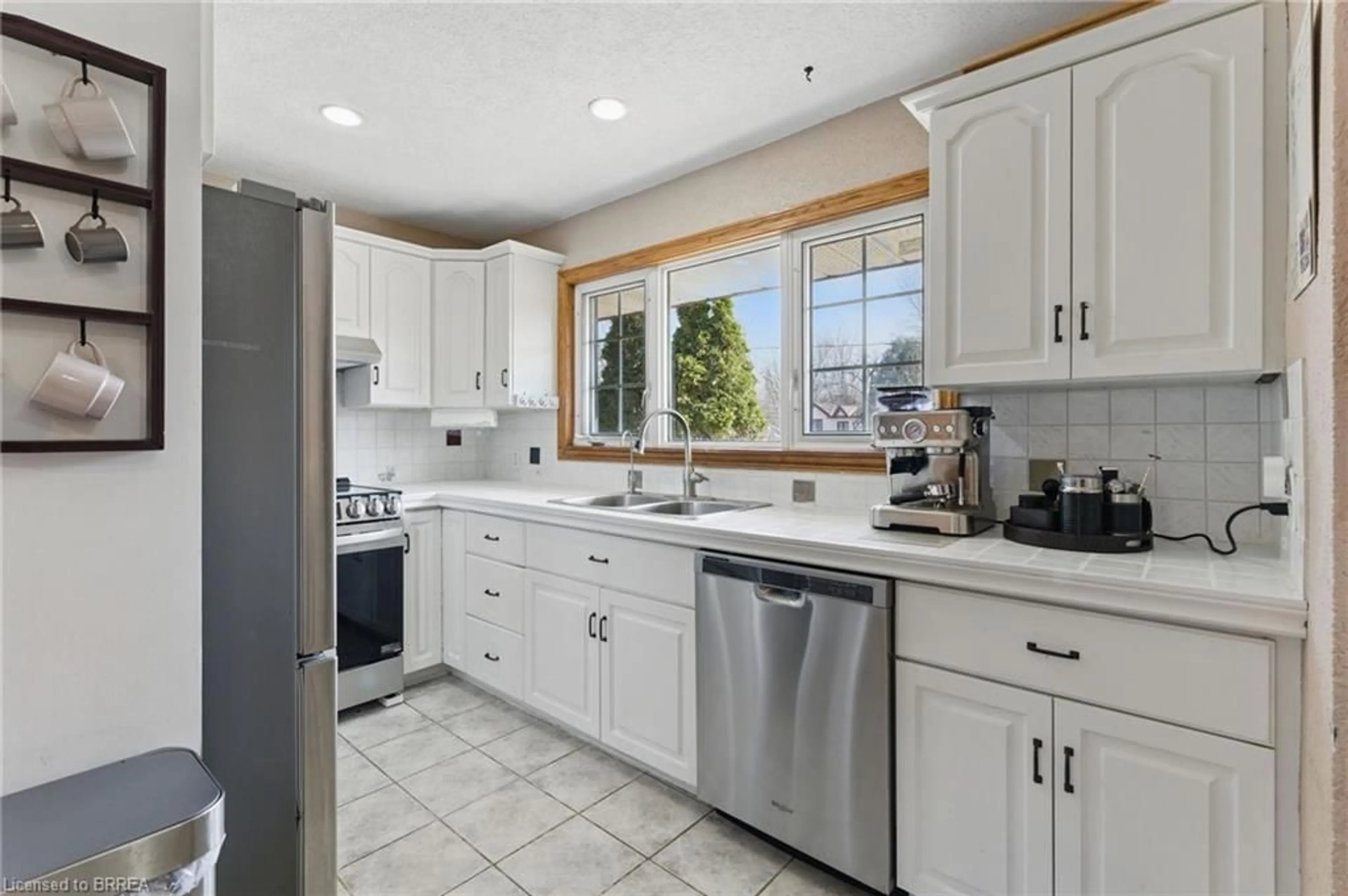 Open concept kitchen, ceramic/tile floor for 917 Windham Road 11, Delhi Ontario N4B 2W5
