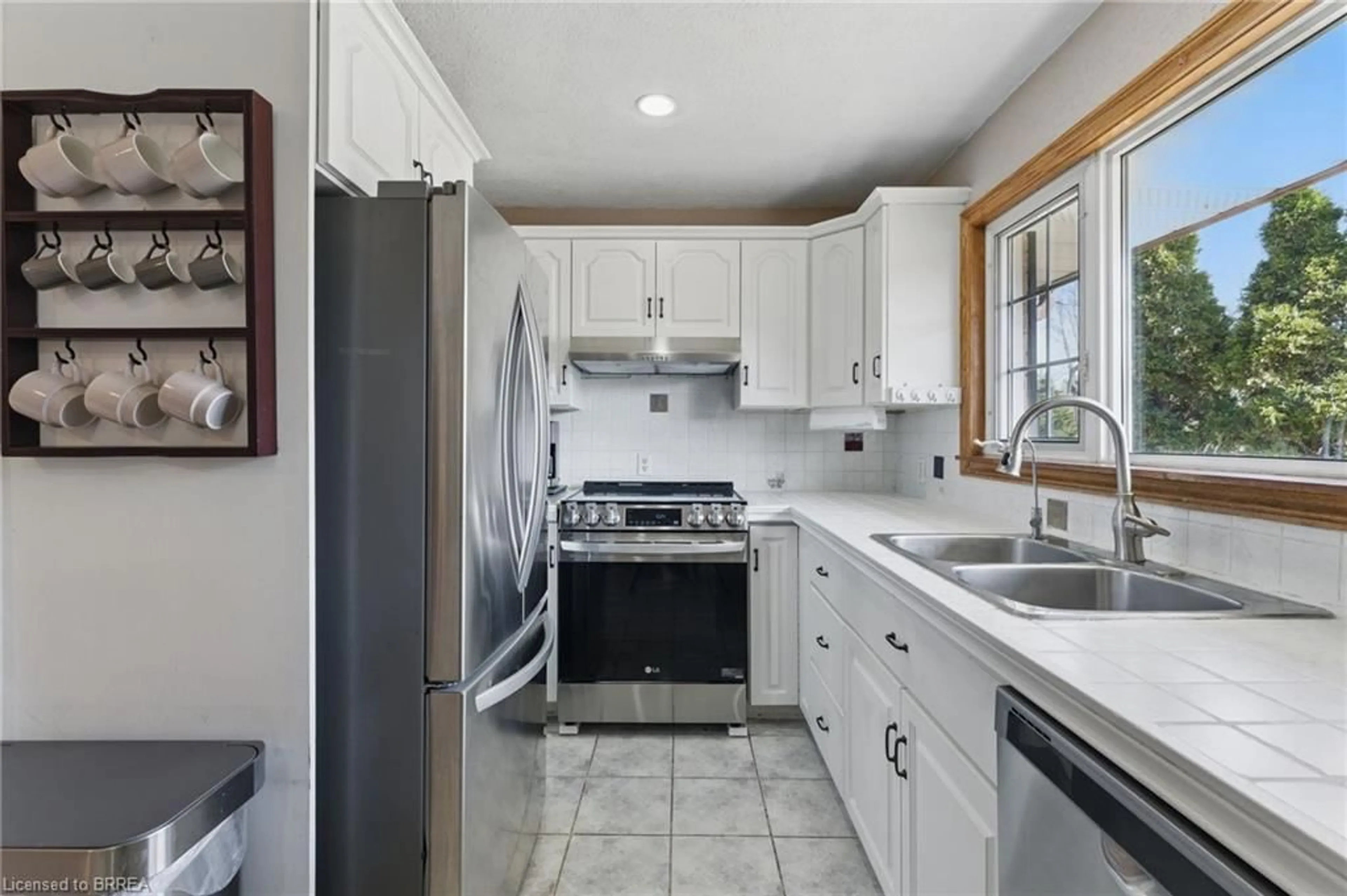 Standard kitchen, ceramic/tile floor for 917 Windham Road 11, Delhi Ontario N4B 2W5
