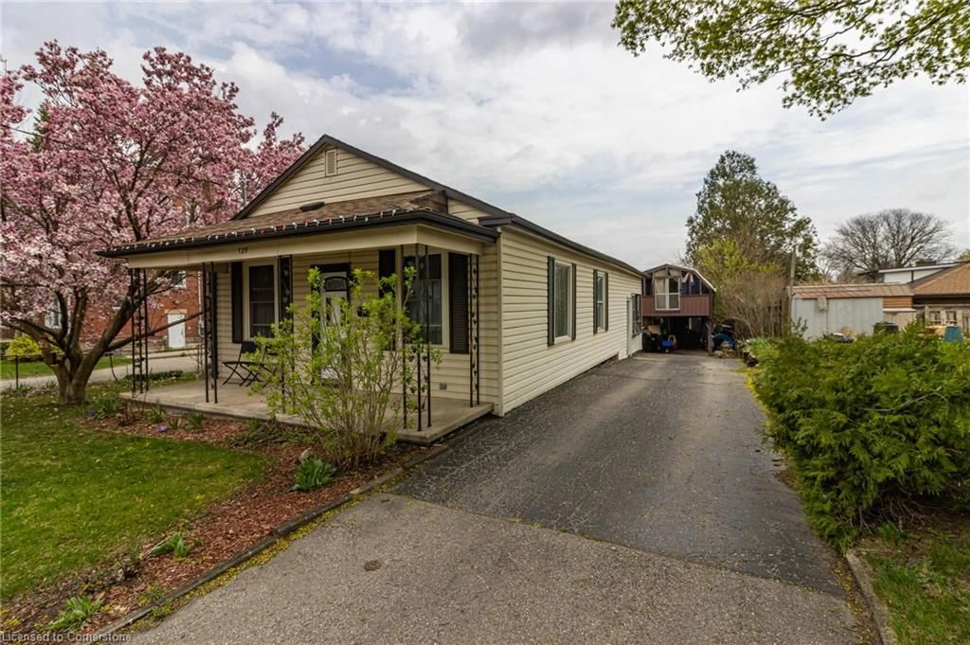 A pic from outside/outdoor area/front of a property/back of a property/a pic from drone, street for 129 Wilson Ave, Woodstock Ontario N4S 3P2
