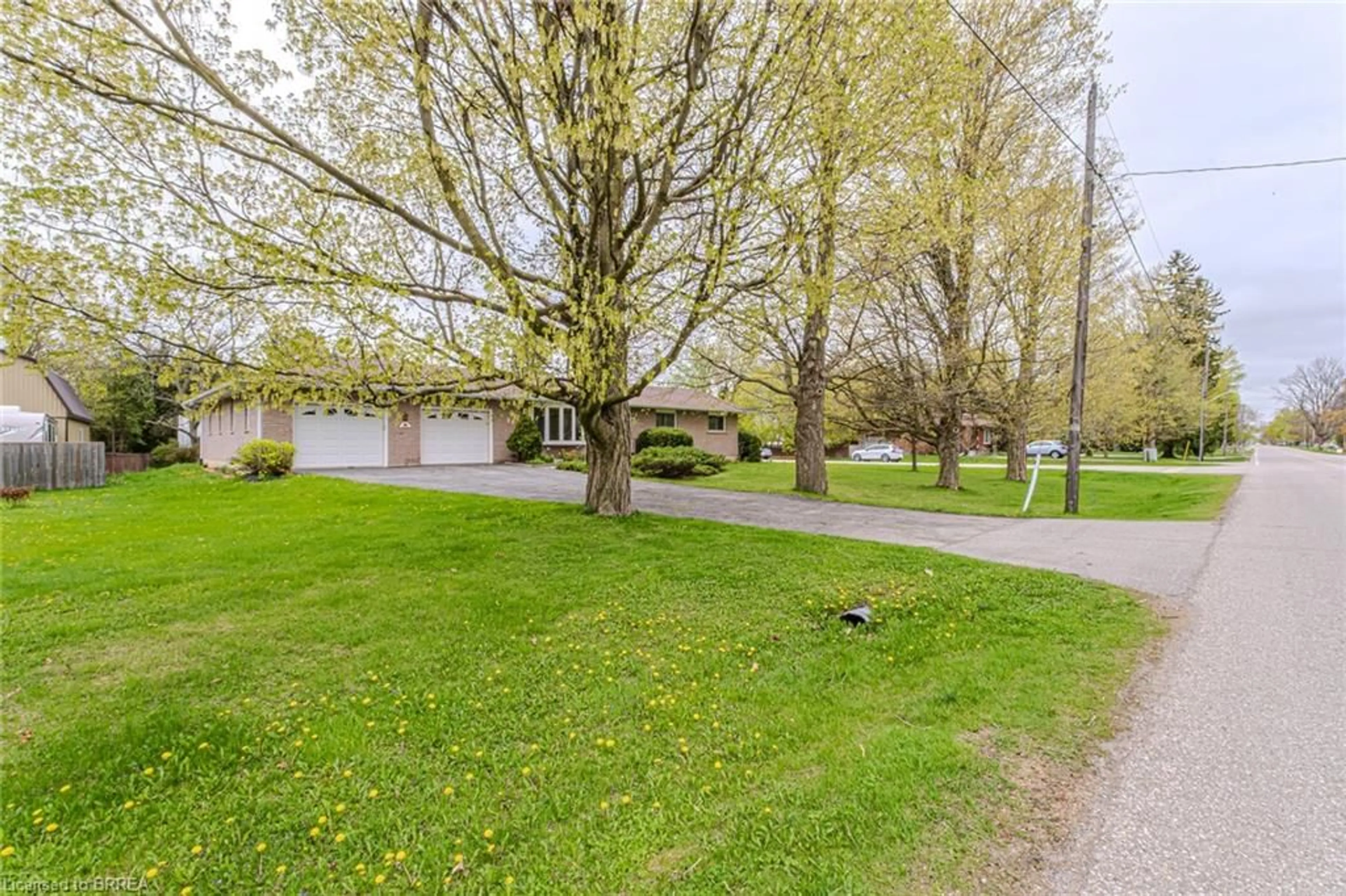 A pic from outside/outdoor area/front of a property/back of a property/a pic from drone, street for 329 Maple Ave, Burford Ontario N0E 1A0