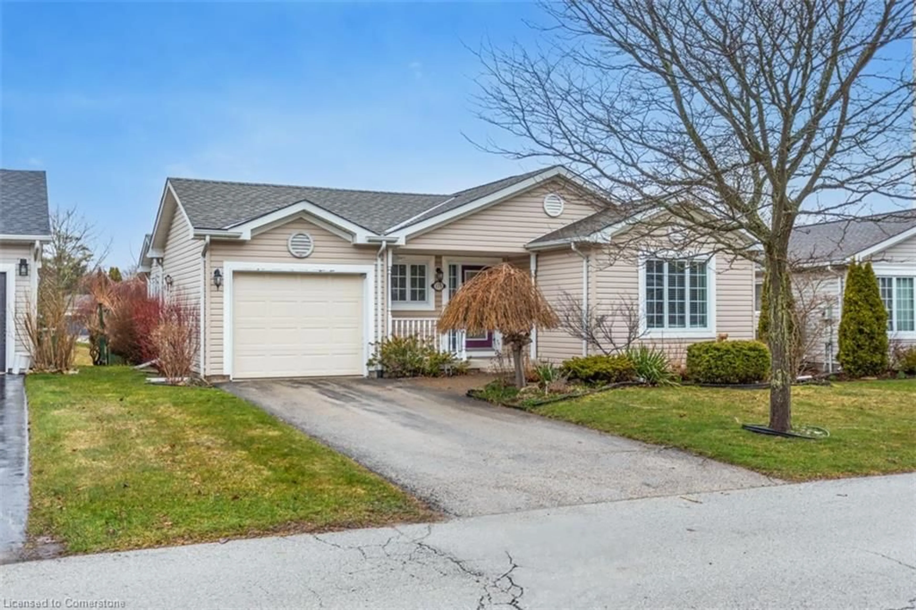 Home with vinyl exterior material, street for 114 Glenariff Dr, Freelton Ontario L8B 1A5