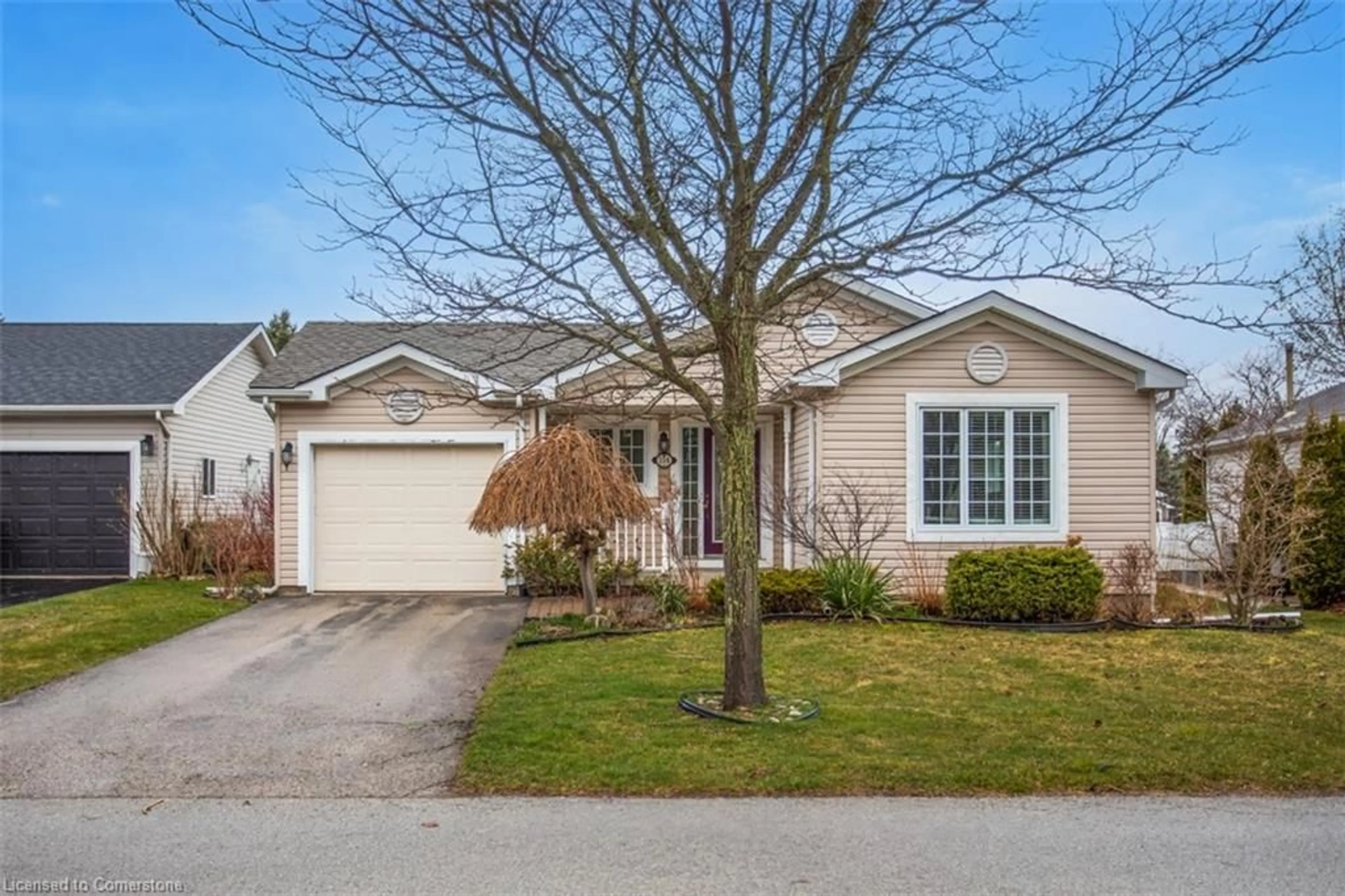 Home with vinyl exterior material, street for 114 Glenariff Dr, Freelton Ontario L8B 1A5