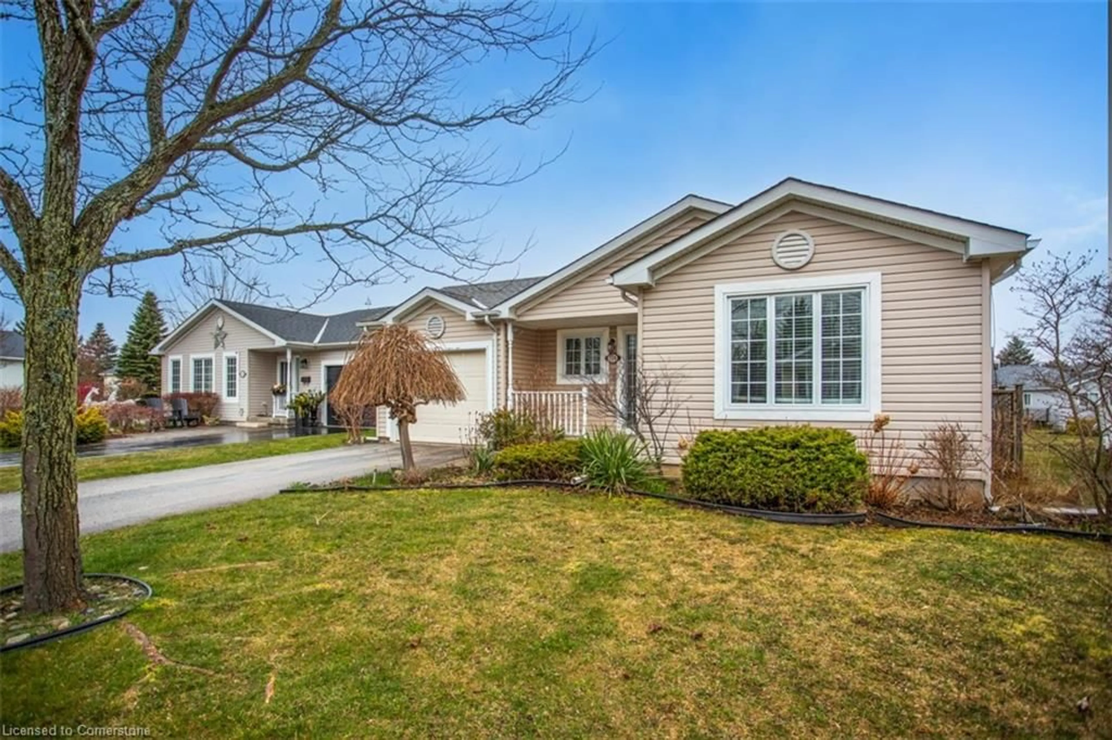 Home with vinyl exterior material, street for 114 Glenariff Dr, Freelton Ontario L8B 1A5
