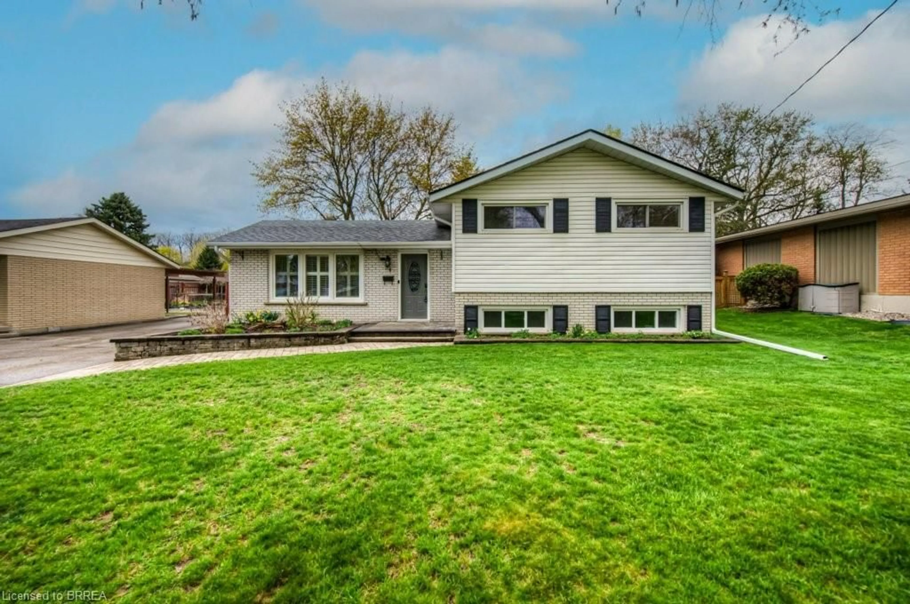 Home with vinyl exterior material, street for 54 Kinnard Rd, Brantford Ontario N3T 1P9