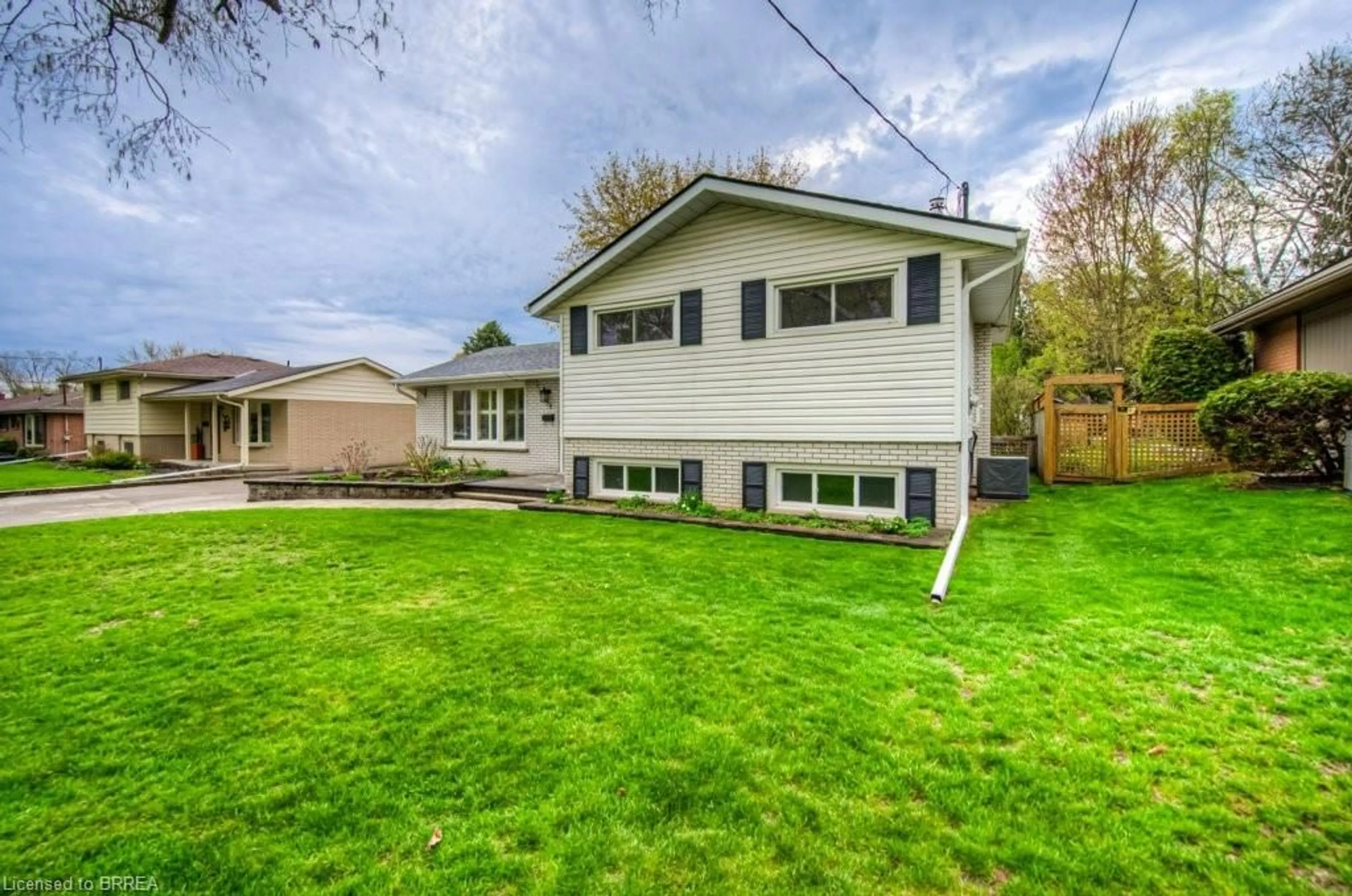 Home with vinyl exterior material, street for 54 Kinnard Rd, Brantford Ontario N3T 1P9