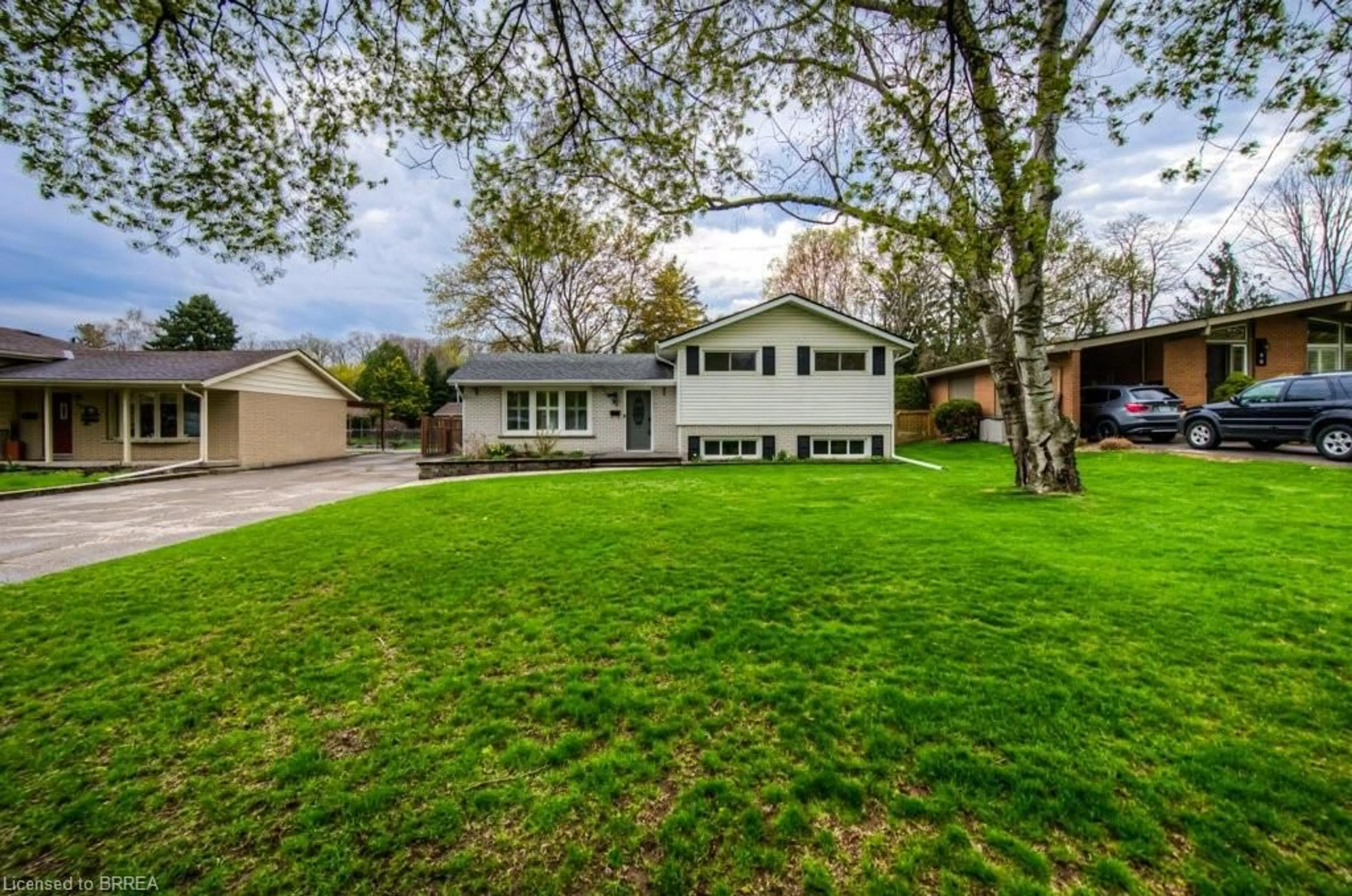 Home with vinyl exterior material, street for 54 Kinnard Rd, Brantford Ontario N3T 1P9