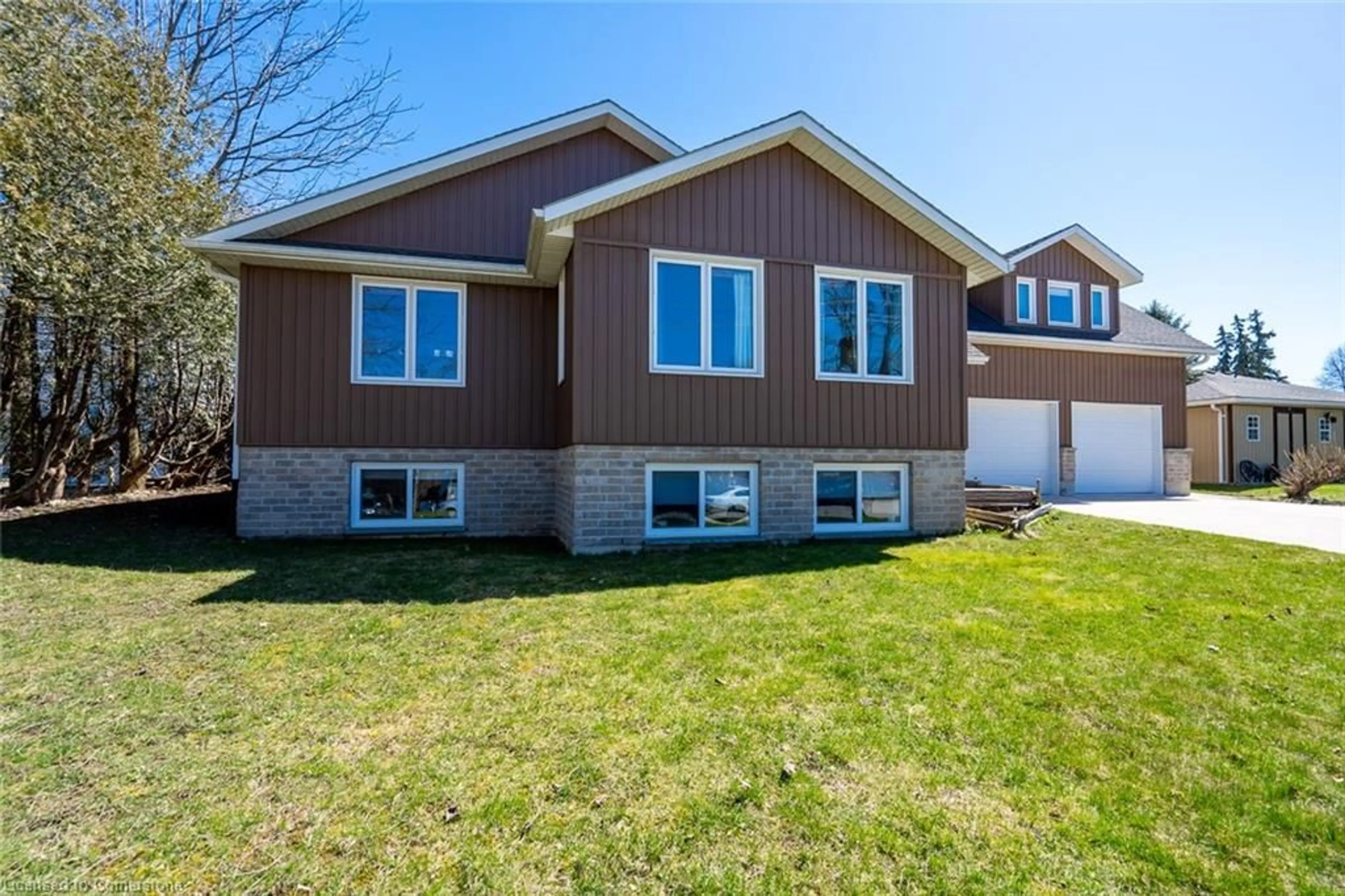 Home with vinyl exterior material, street for 405 Minnie Ave, Wingham Ontario P9A 2P6
